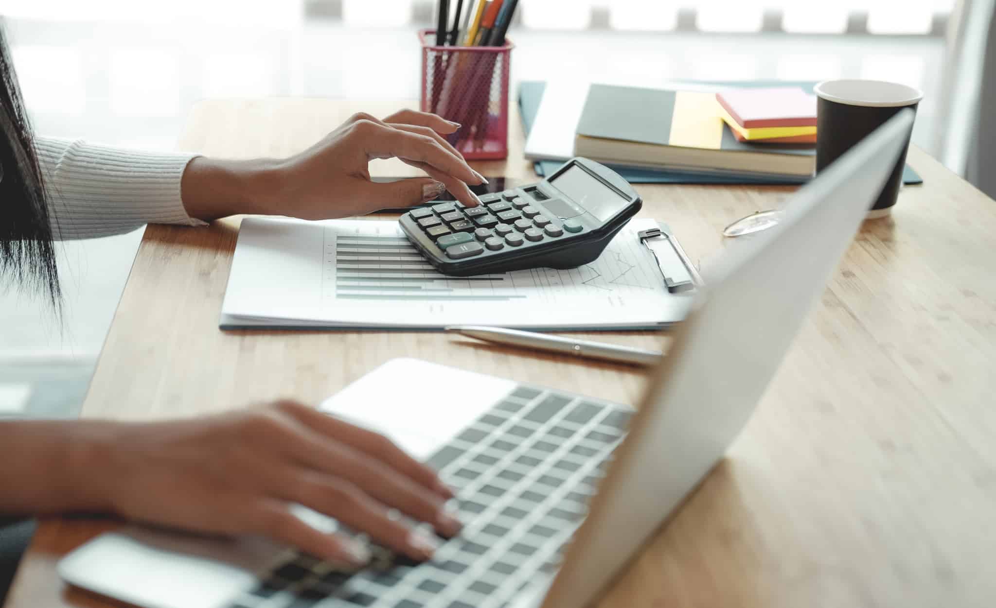 Senhora a calcular o seu salário