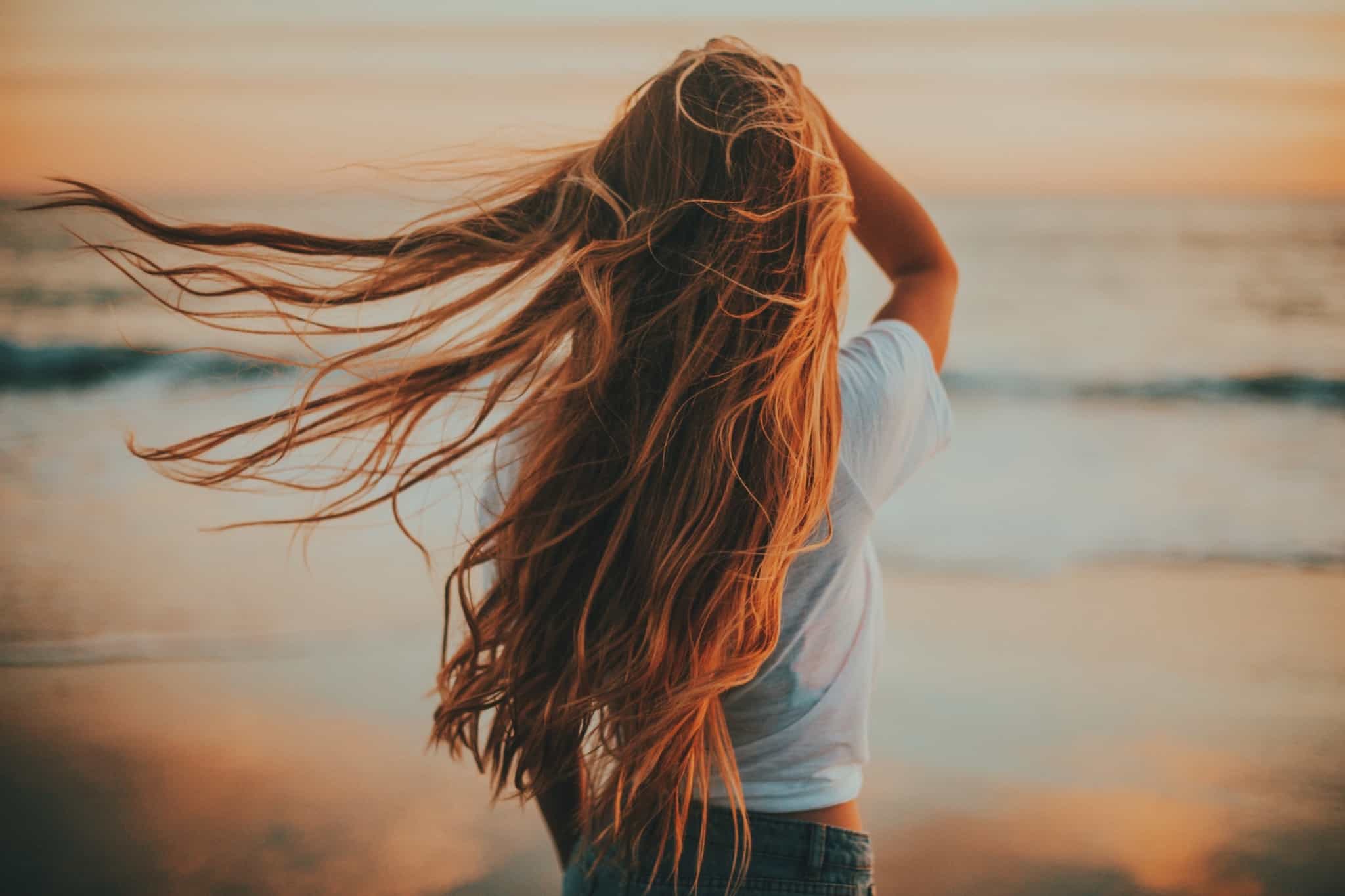 rapariga com cabelo louro comprido