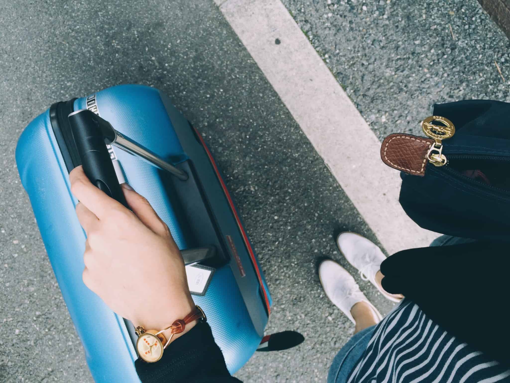 rapariga com malas de viagem