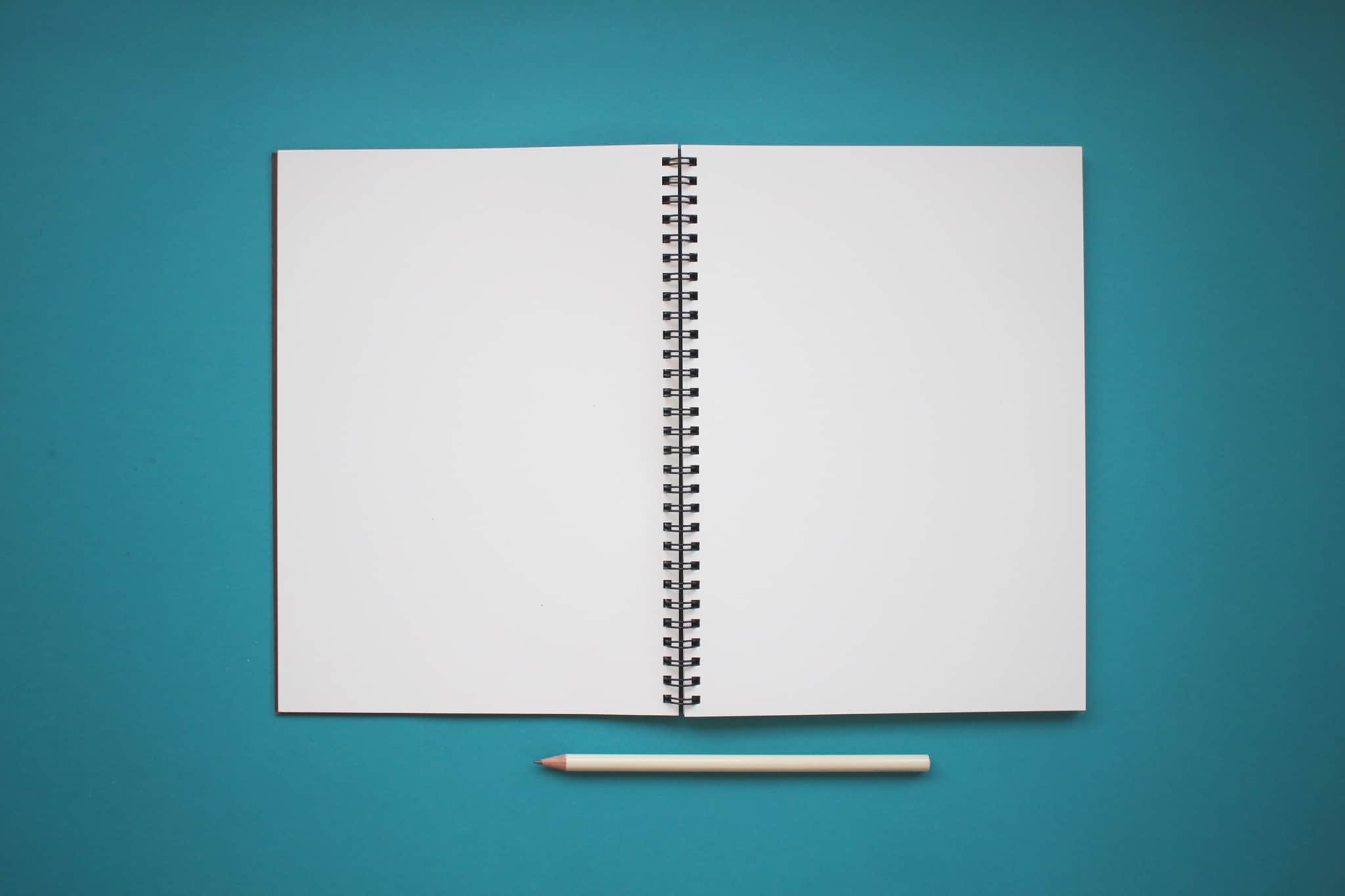 caderno branco aberto mas está vazio