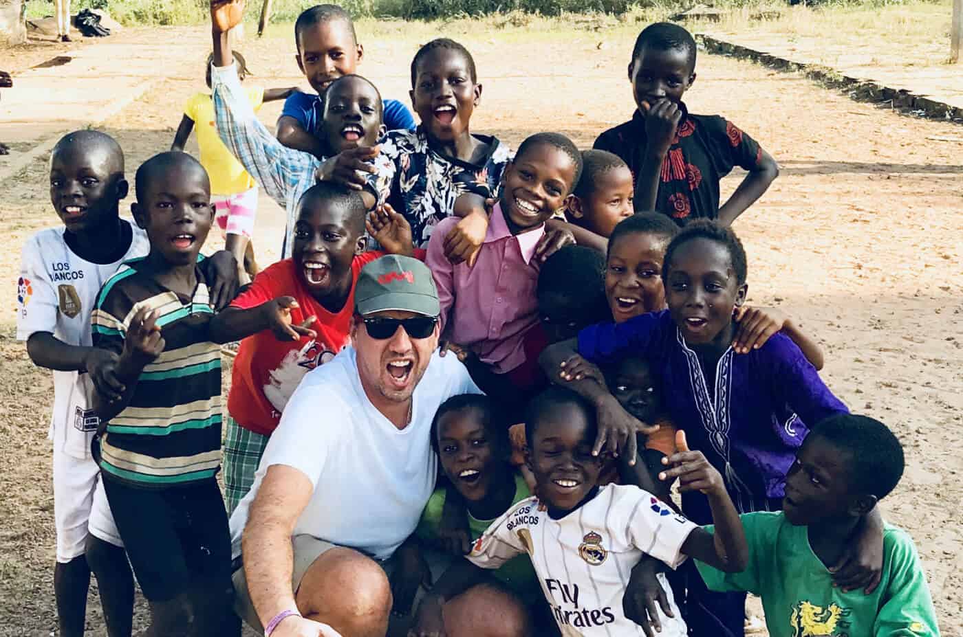 fotografia de rui bairrada rodeado de crianças
