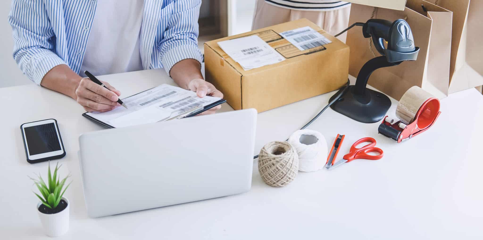 Homem a receber encomendas_assinar recibo de entrega