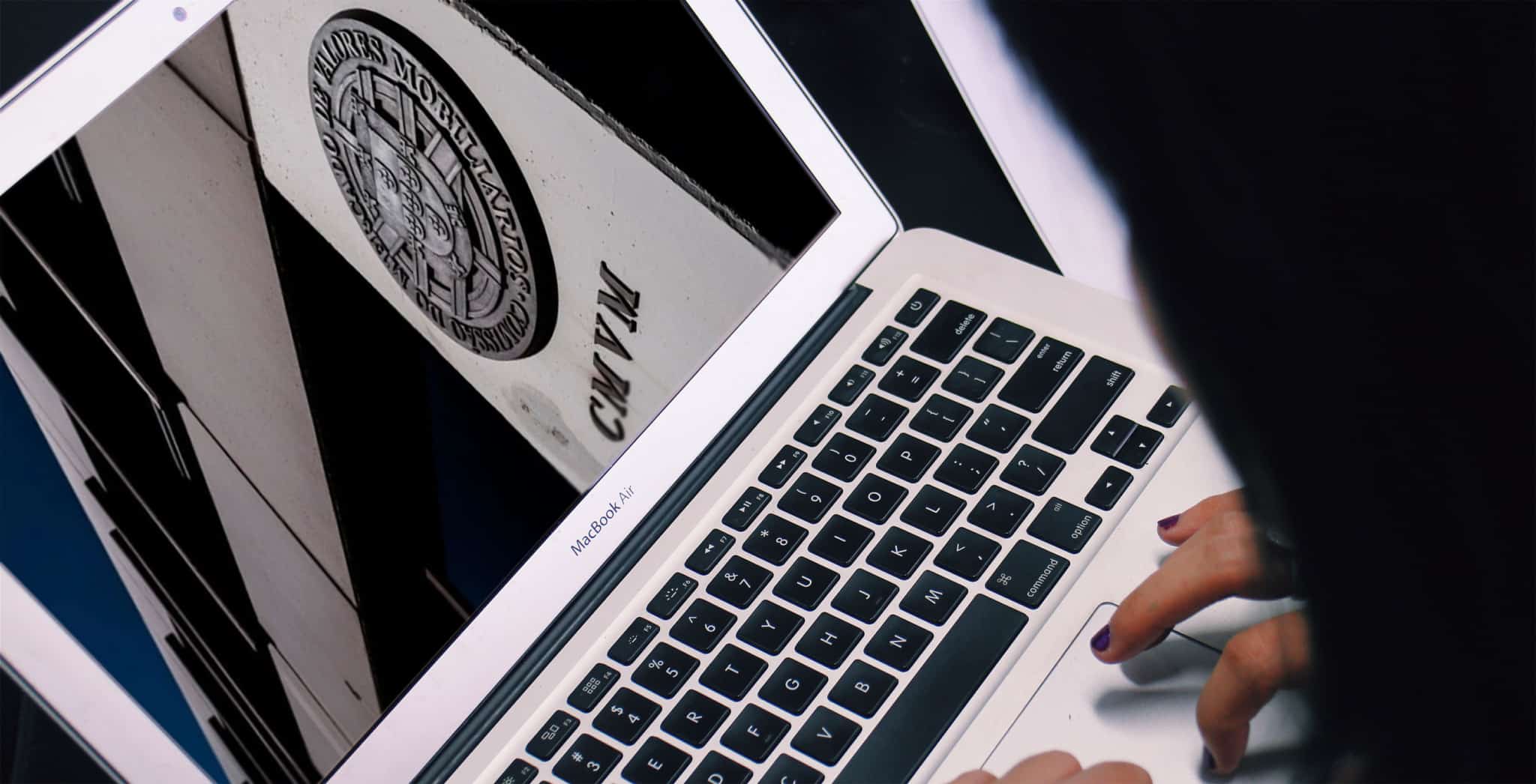 Mulher a consultar CMVM num portatil