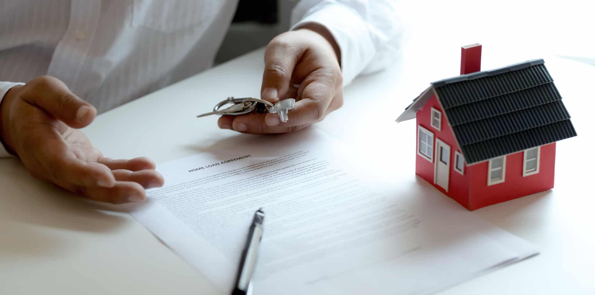homem-a-fazer-a-escritura-da-casa