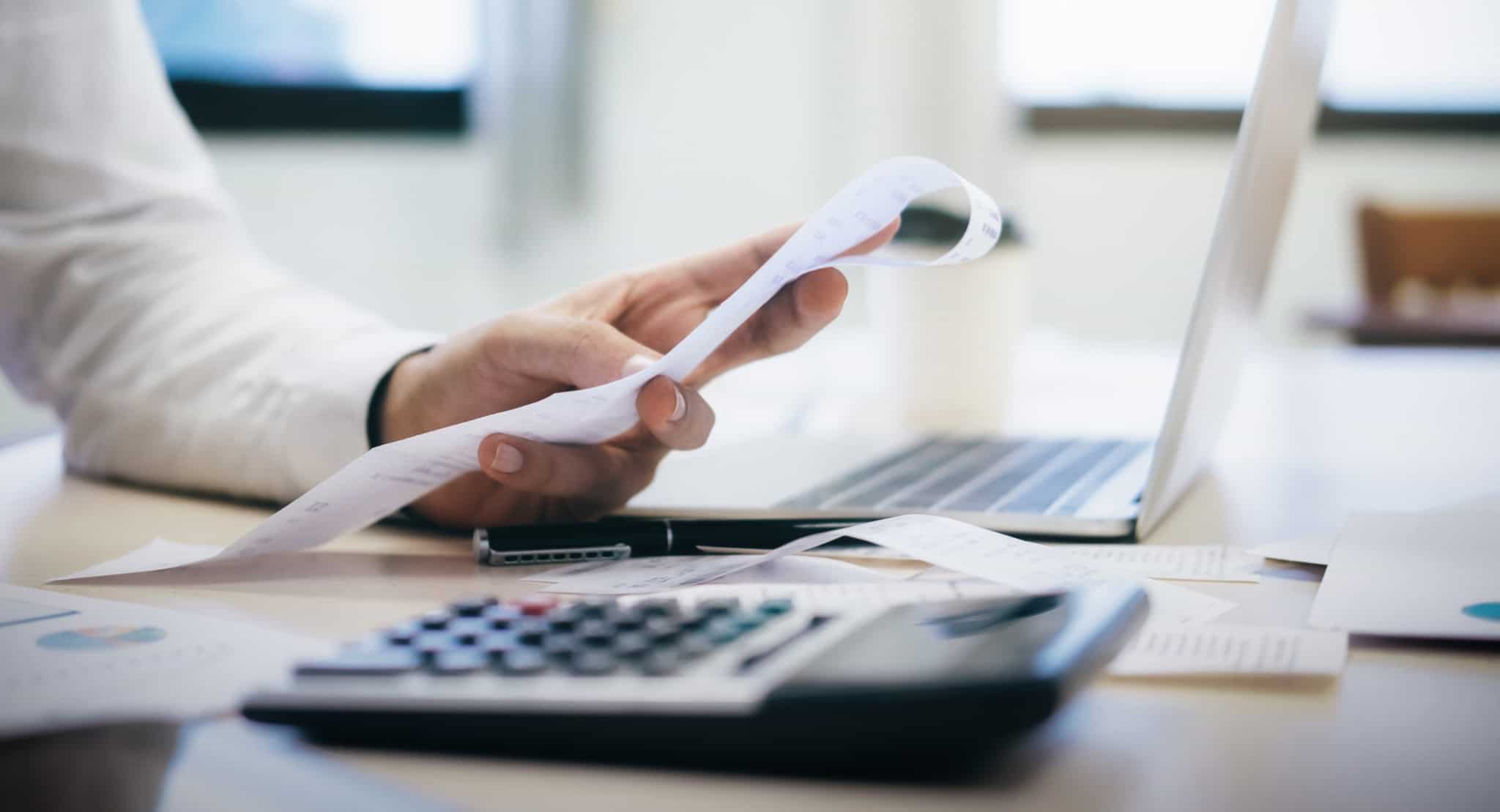 homem a fazer contabilidade da empresa