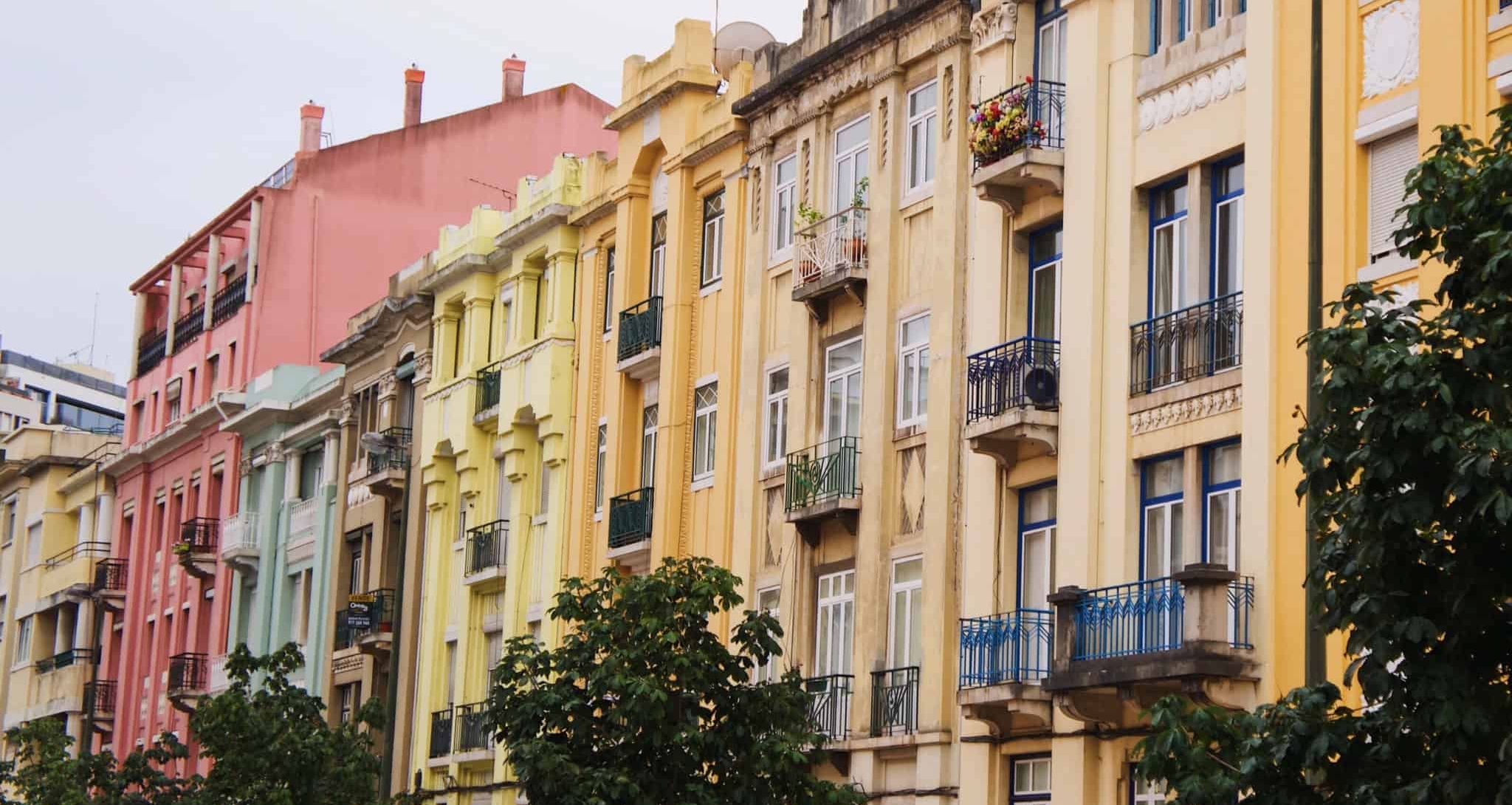 prédios amarelos em lisboa