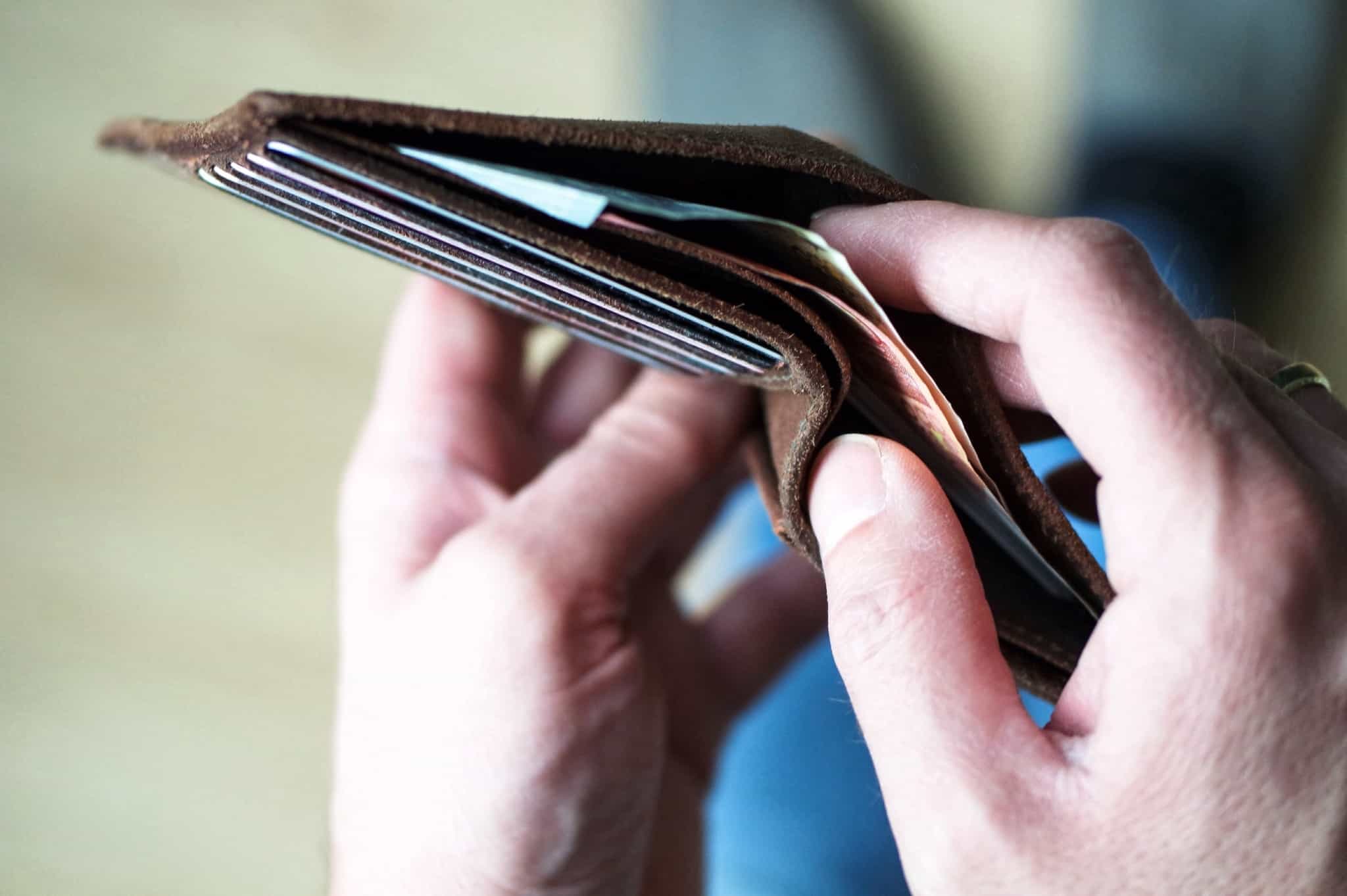 carteira com dinheiro la dentro