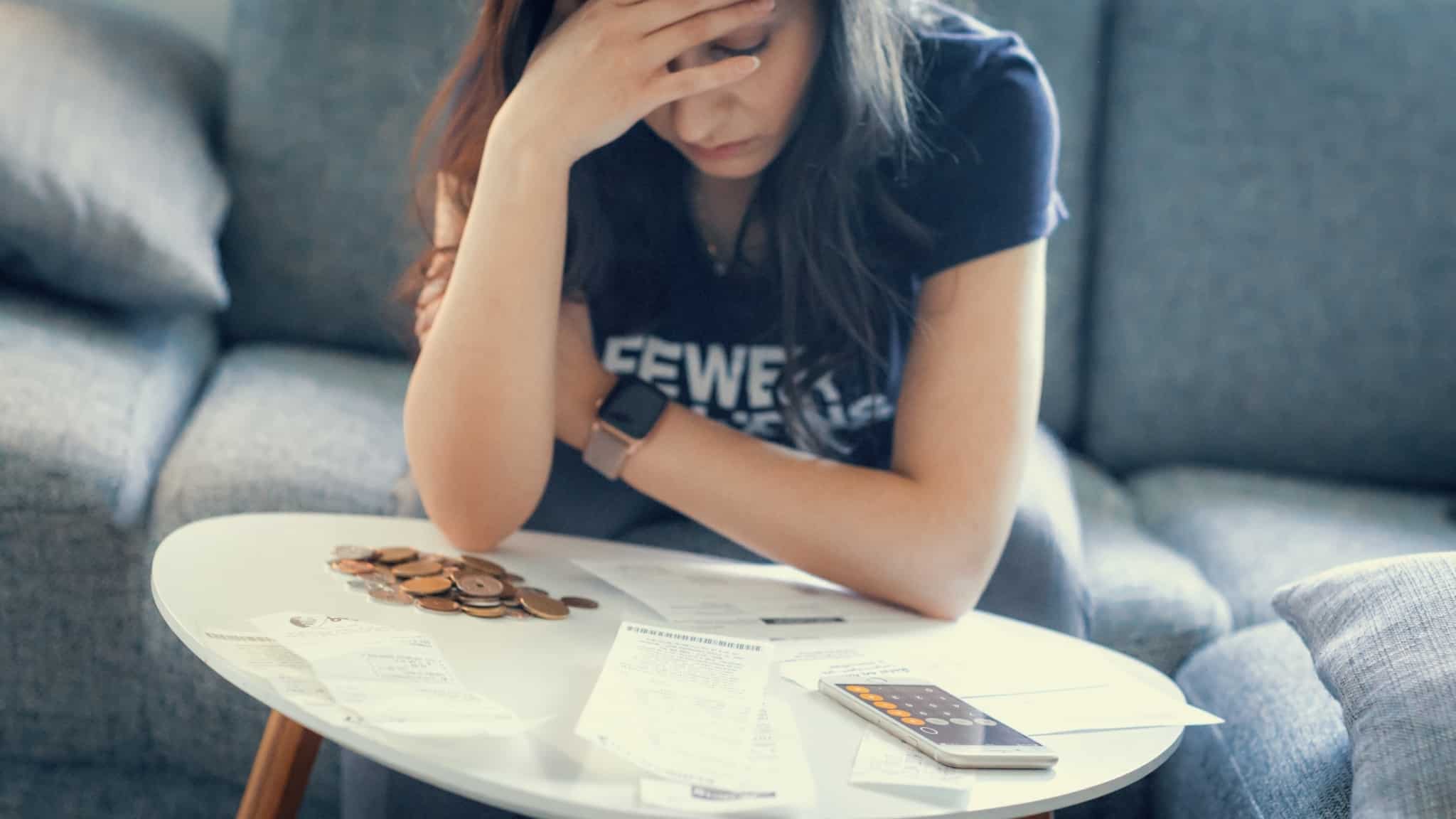 mulher preocupada com as suas finanças