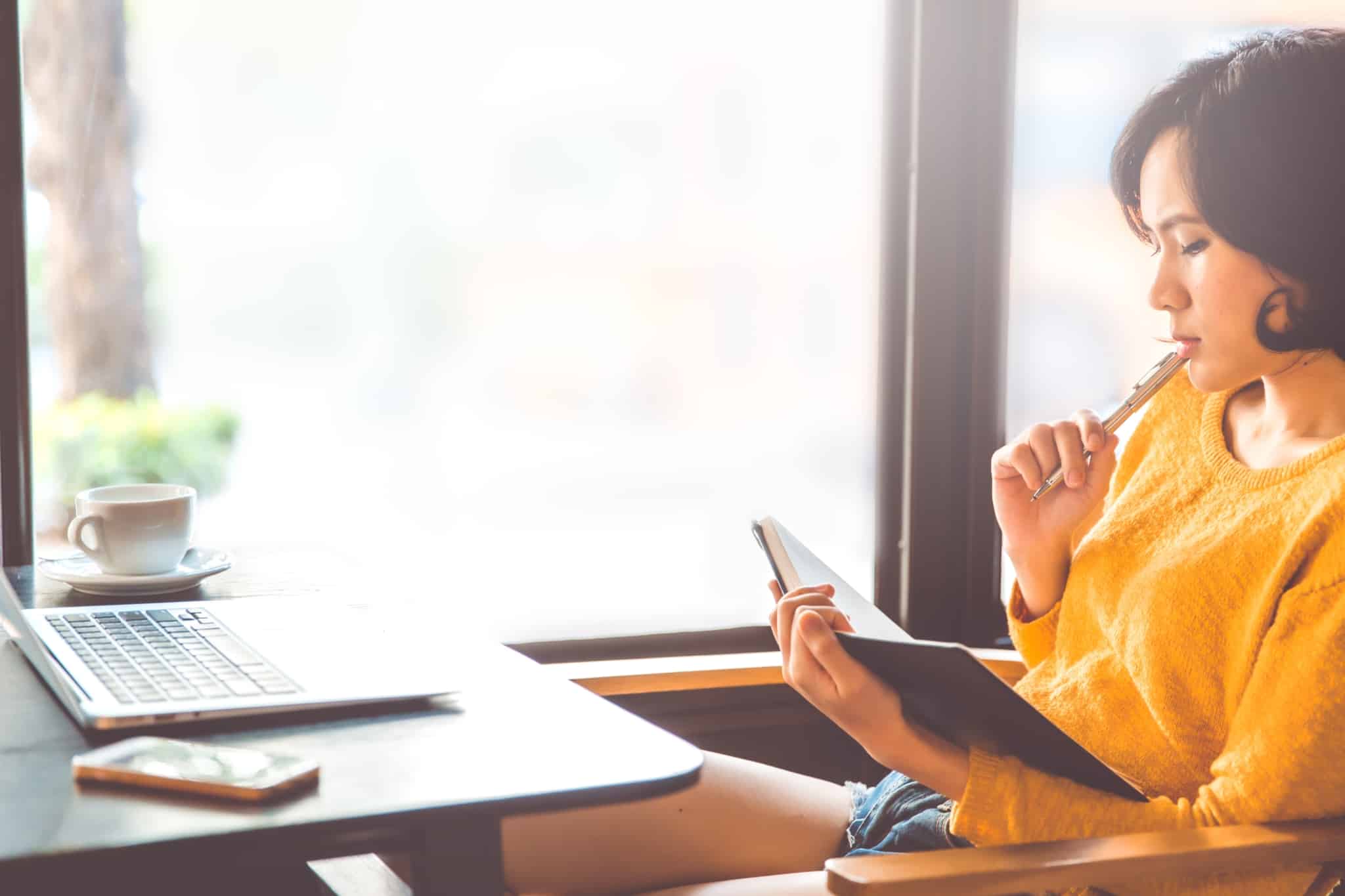 freelancer a trabalhar num café