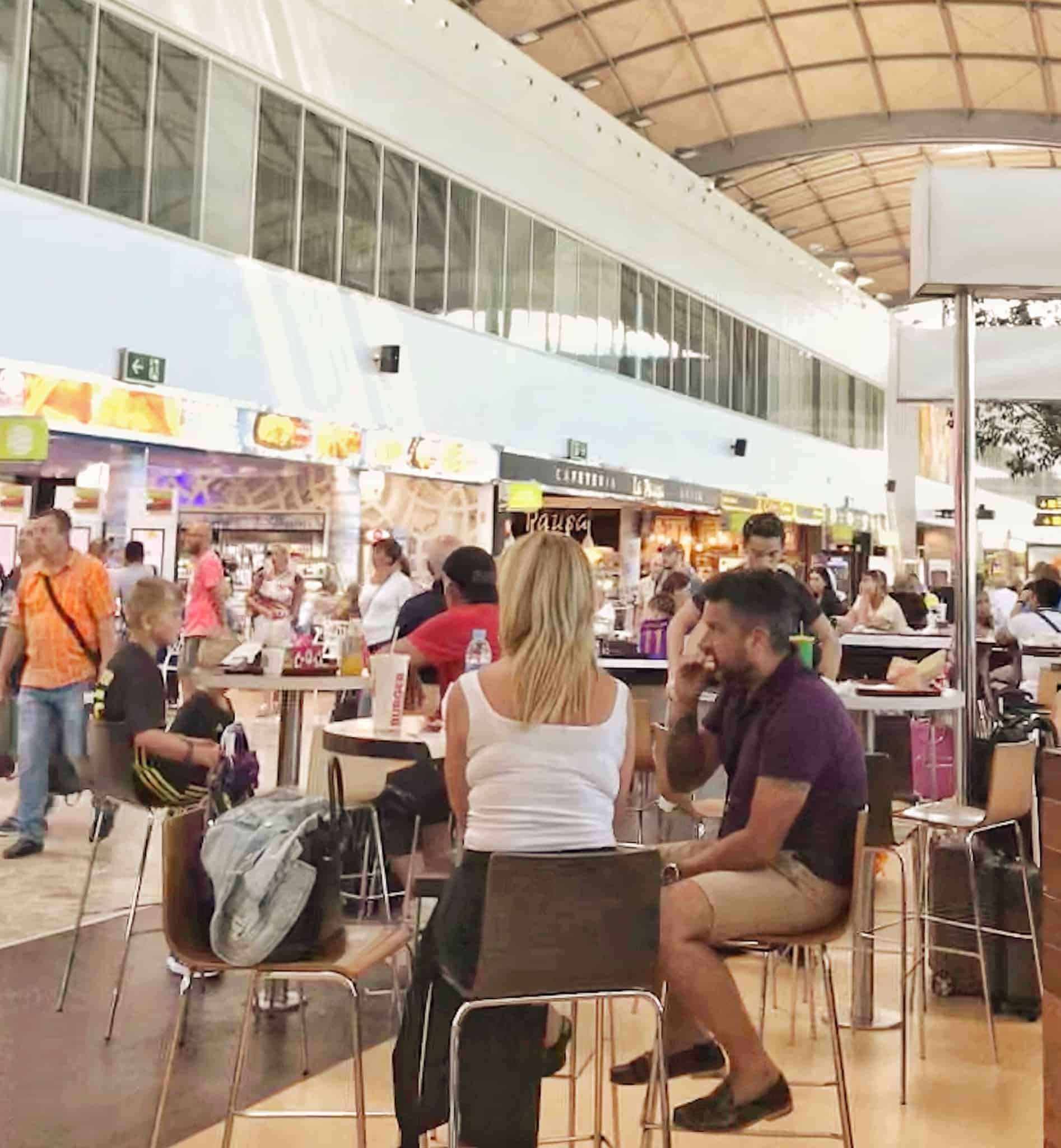 zona de restauração de um aeroporto