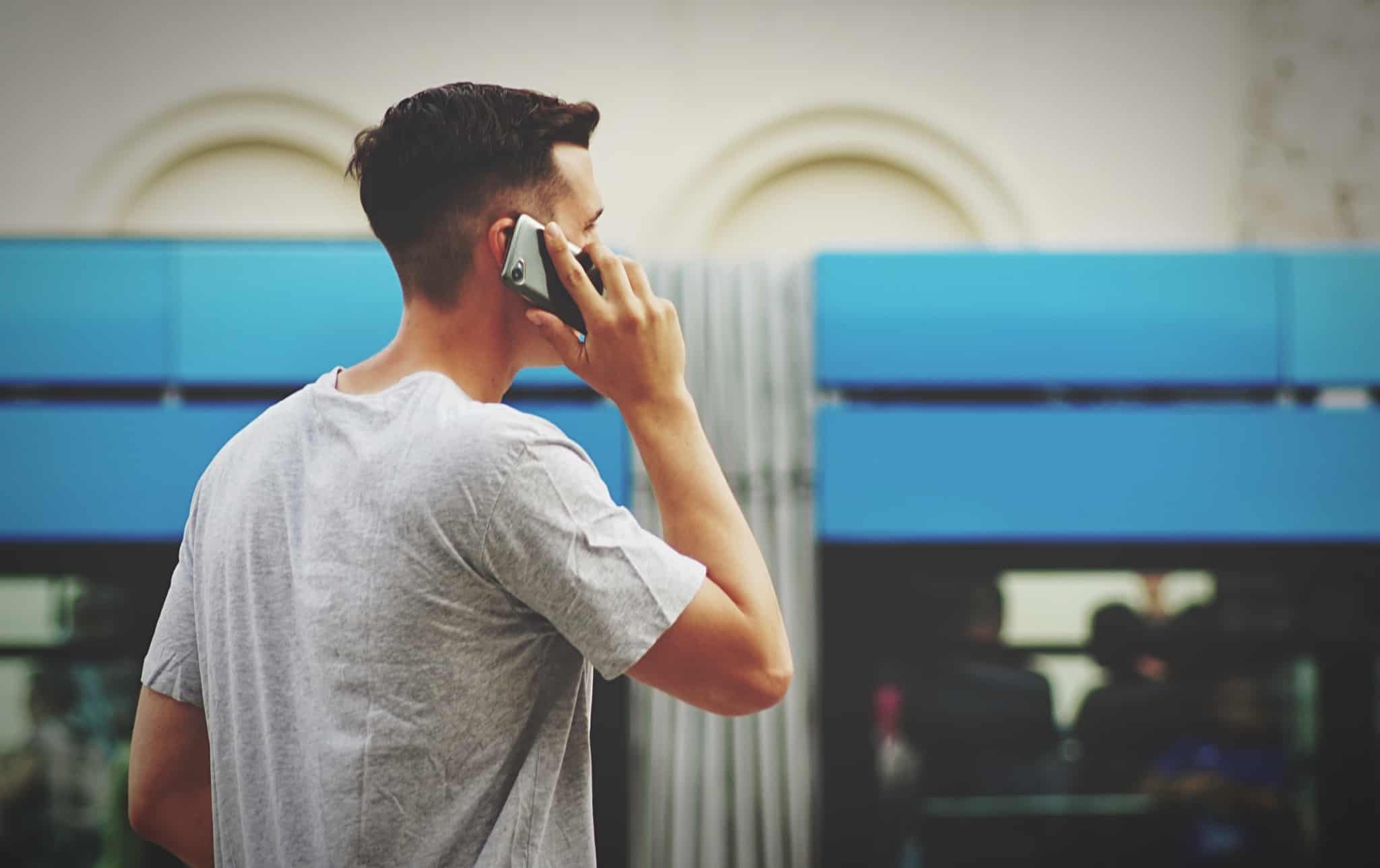 rapaz a falar ao telemovel