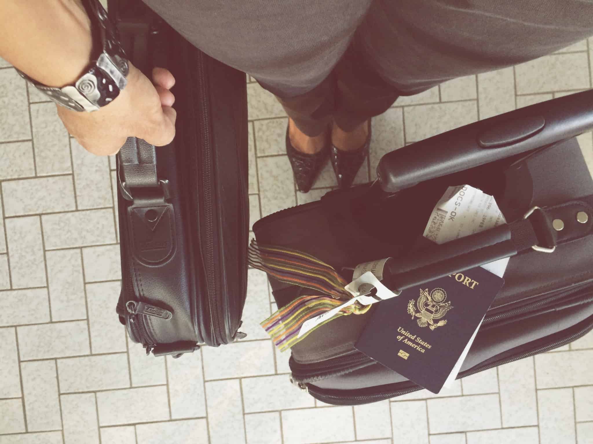 mala de viagem com passaporte em cima