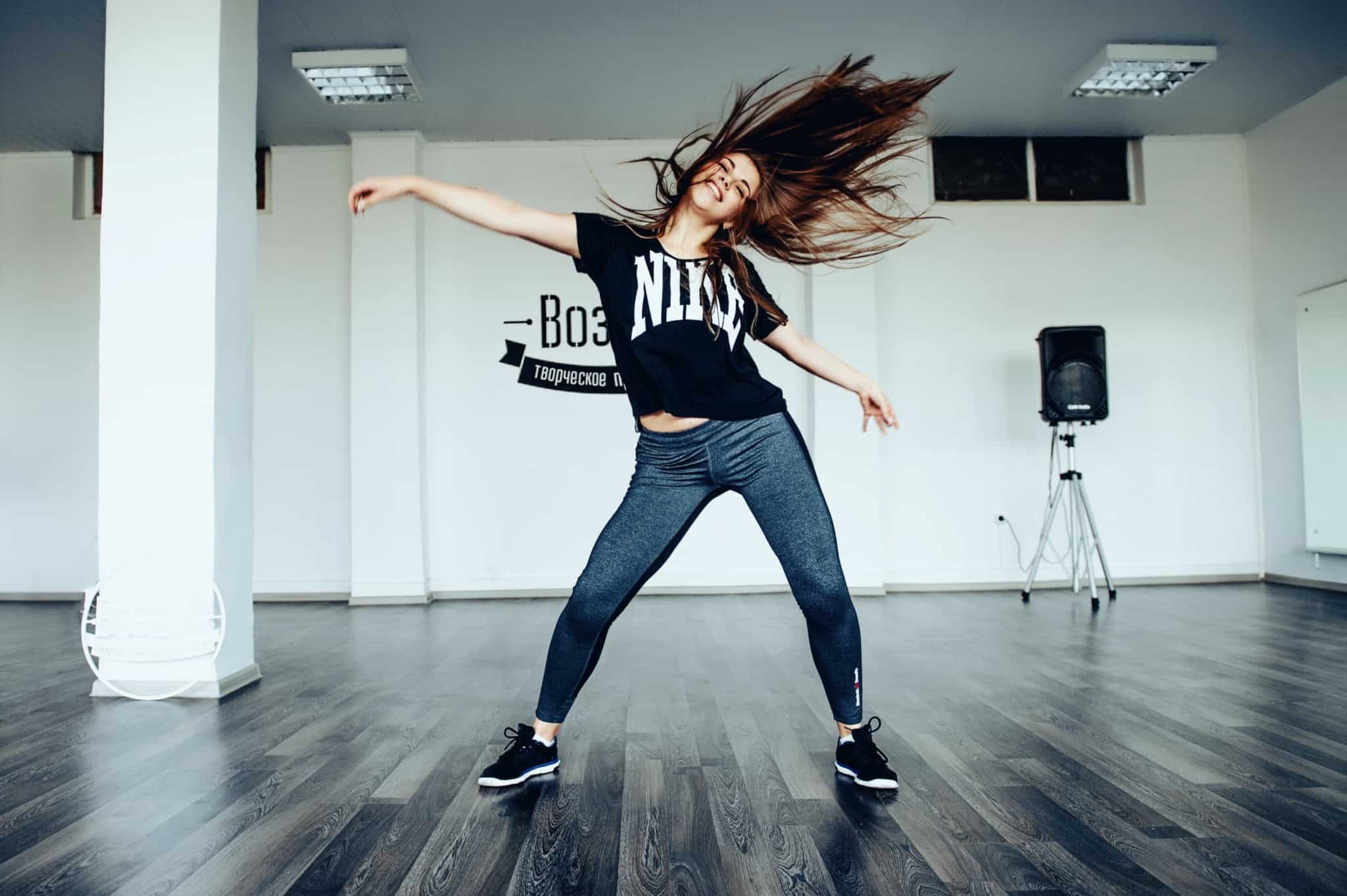 rapariga a dançar num estúdio