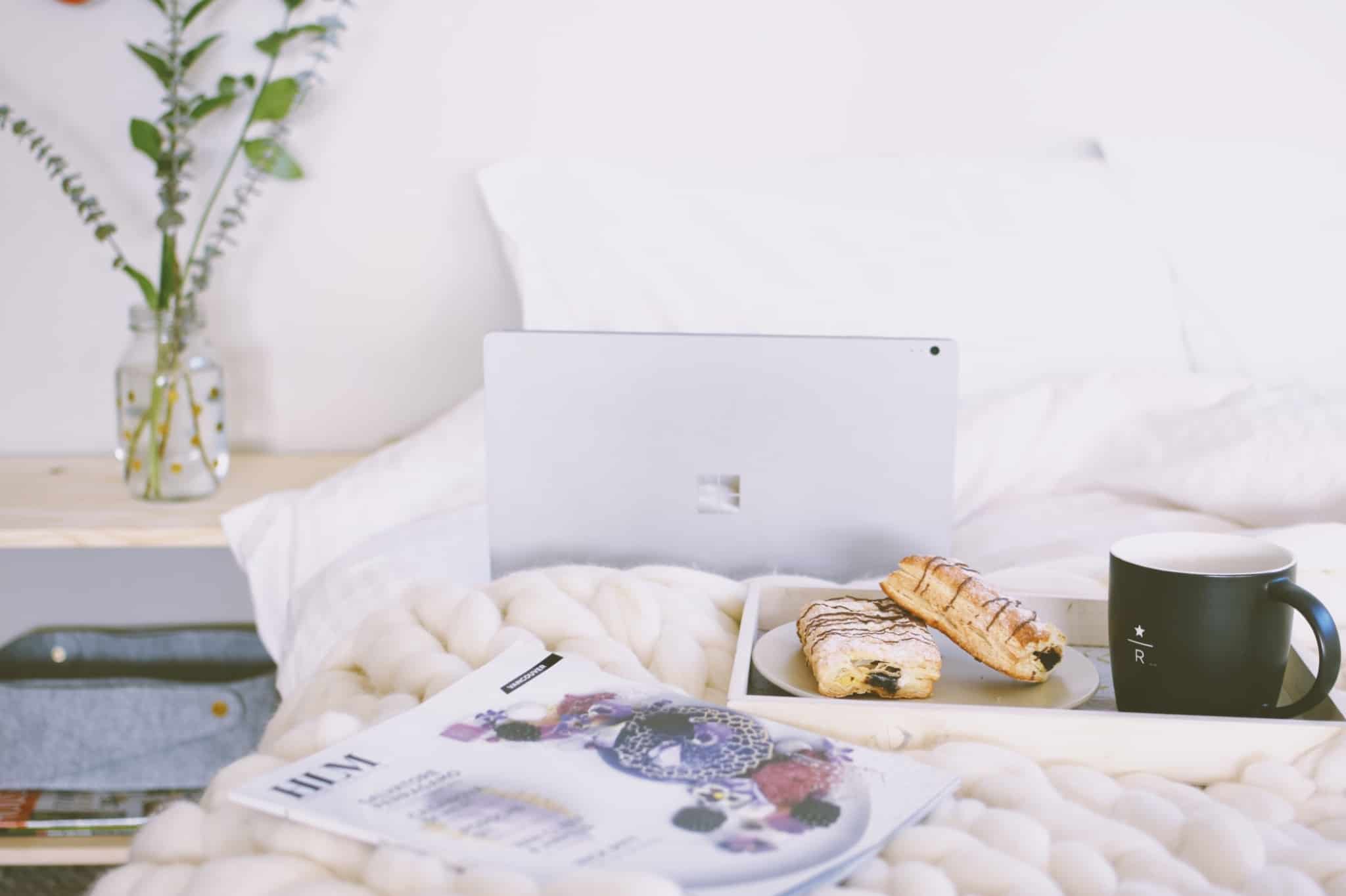 computador com tabuleiro e folhados de chocolate