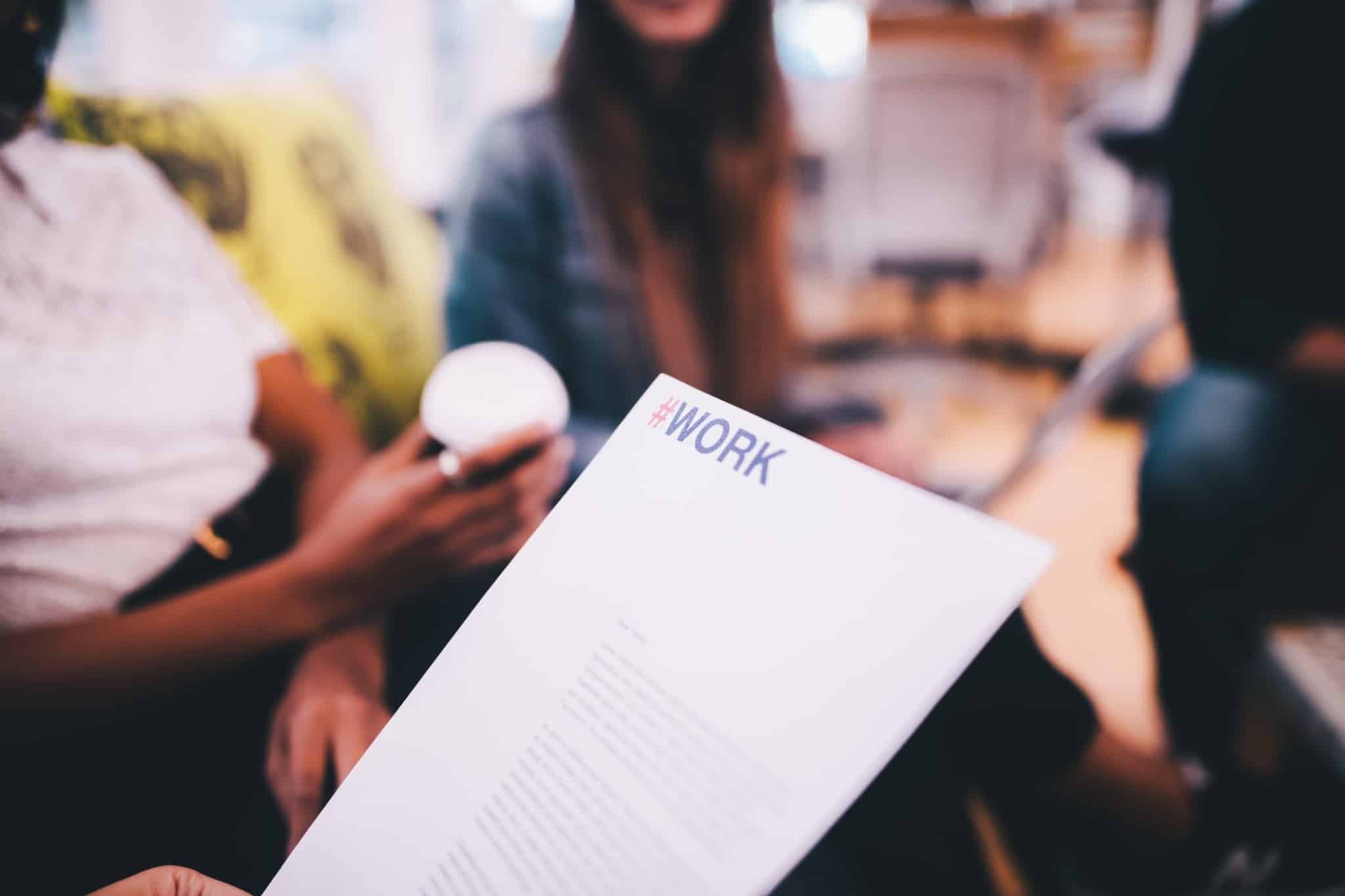 papel a ser discutido por várias pessoas