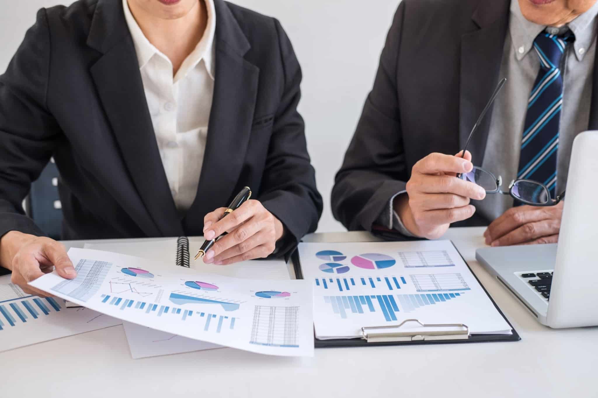 dois empresários a mexer em gráficos