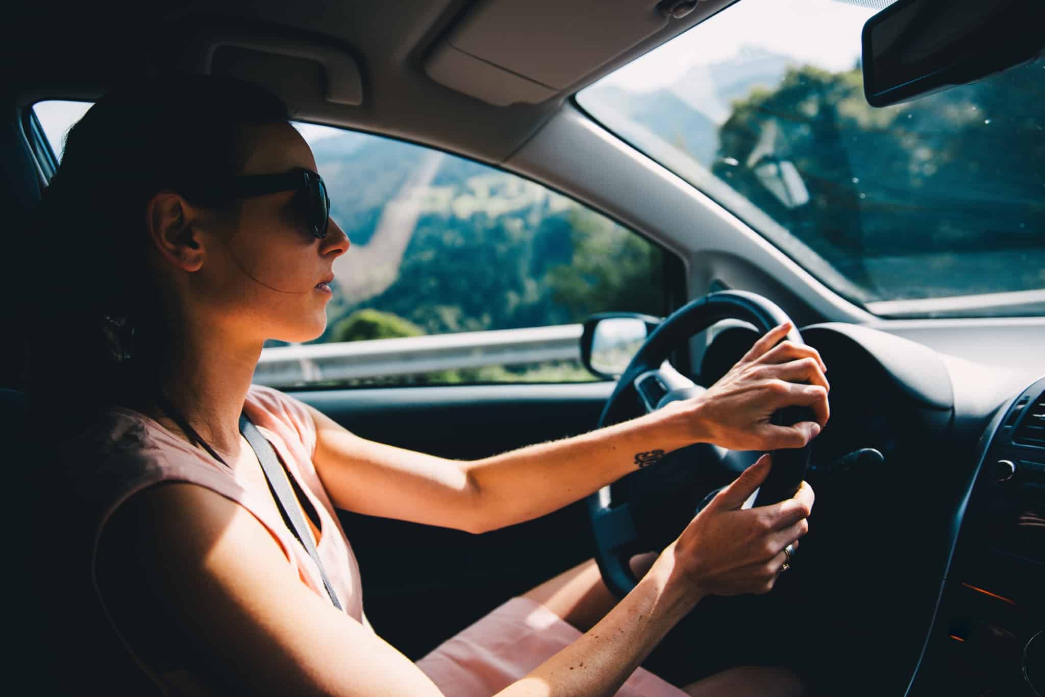 mulher a conduzir um carro