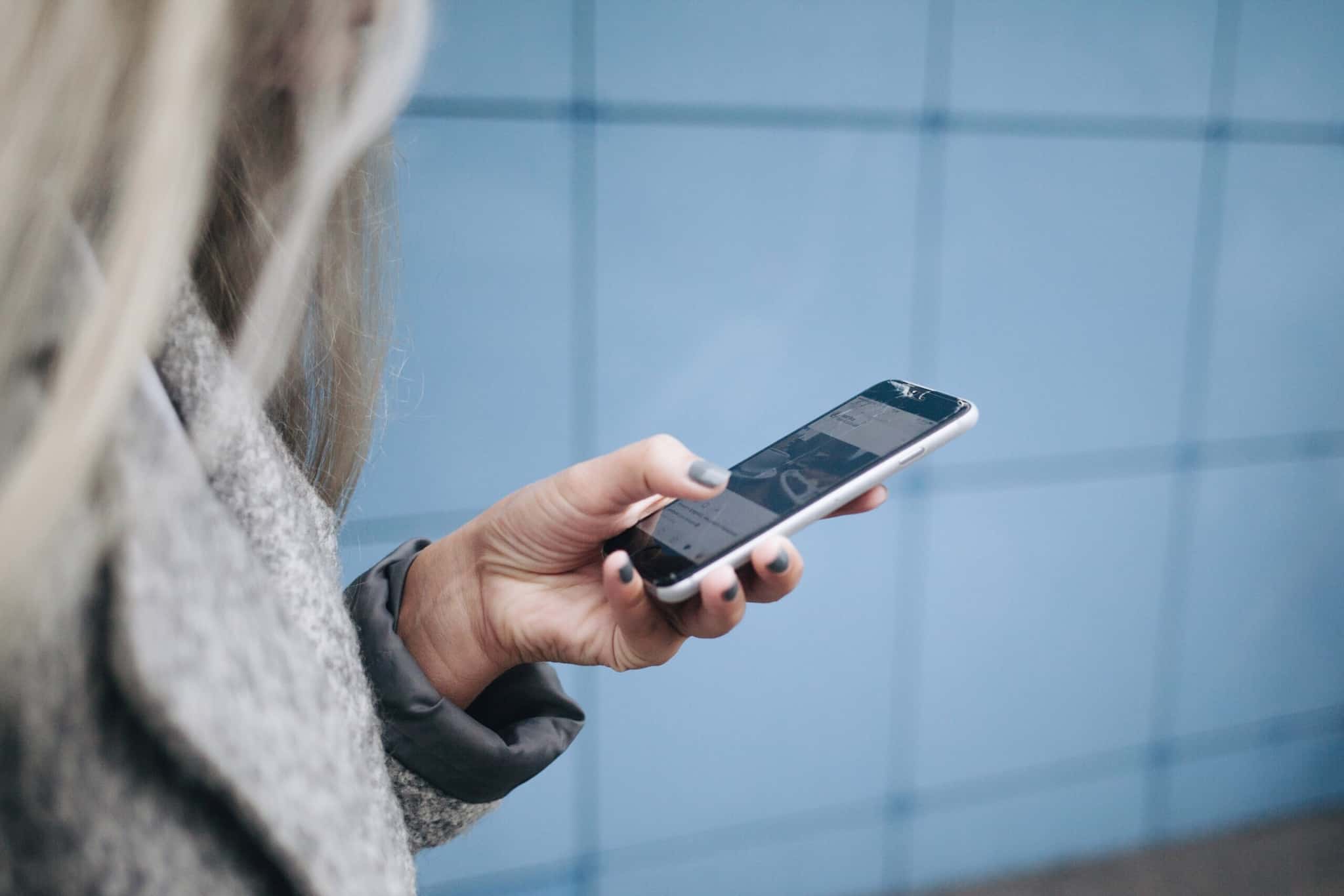 mexer no smartphone