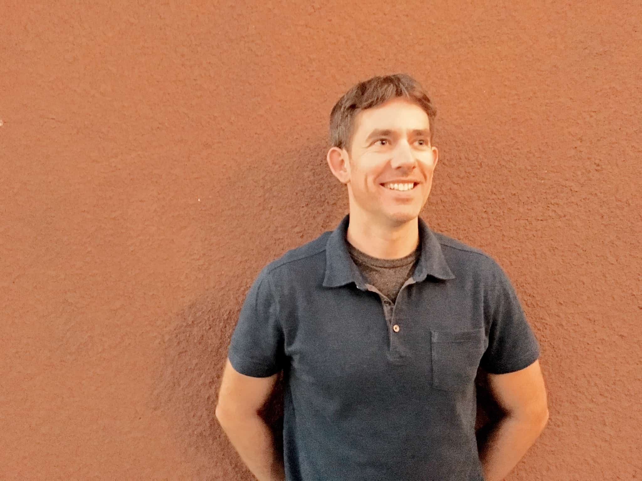 homem manuel encostado a parede