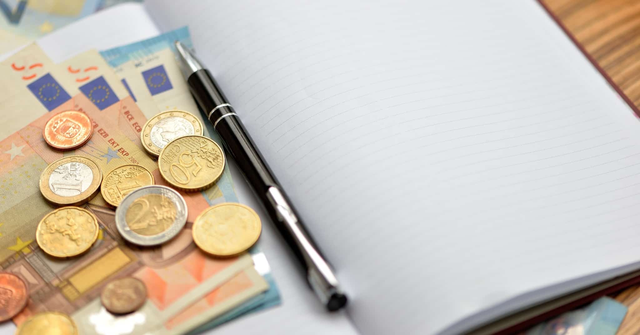 Caderno para fazer contas e dinheiro