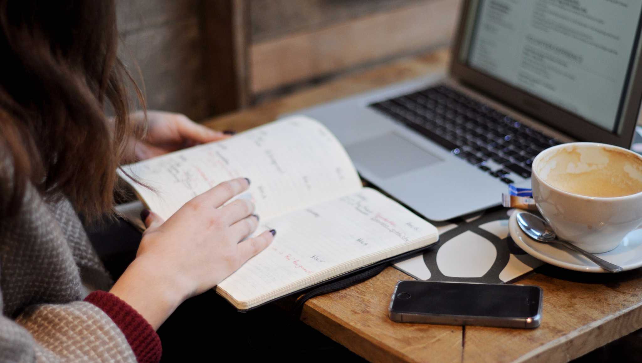 mulher a escrever no calendário
