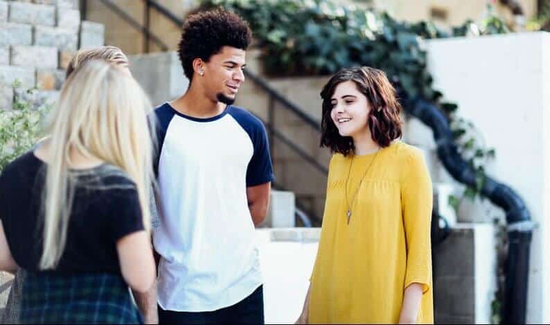 tres pessoas a conversar