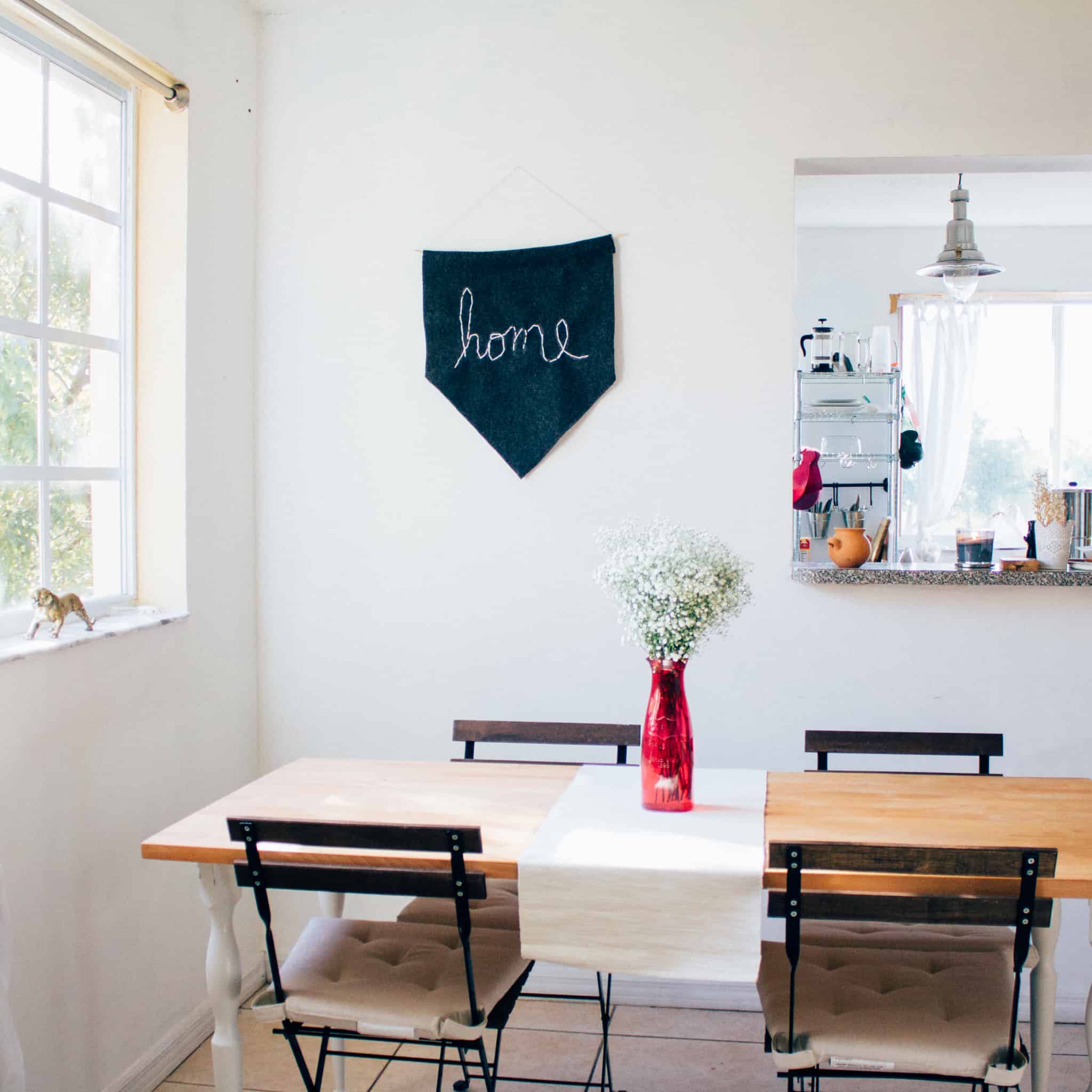 mesa de refeiçoes com quatro cadeiras