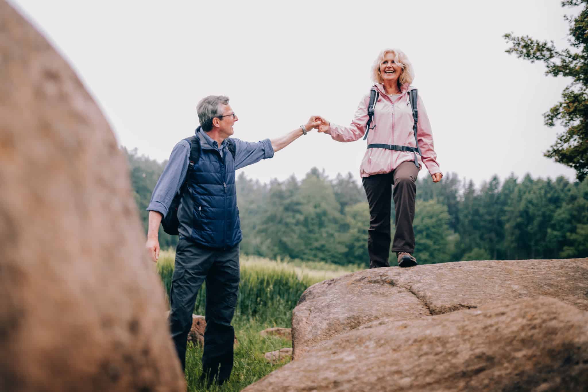 casal de 50 anos a passear em cima de rochas
