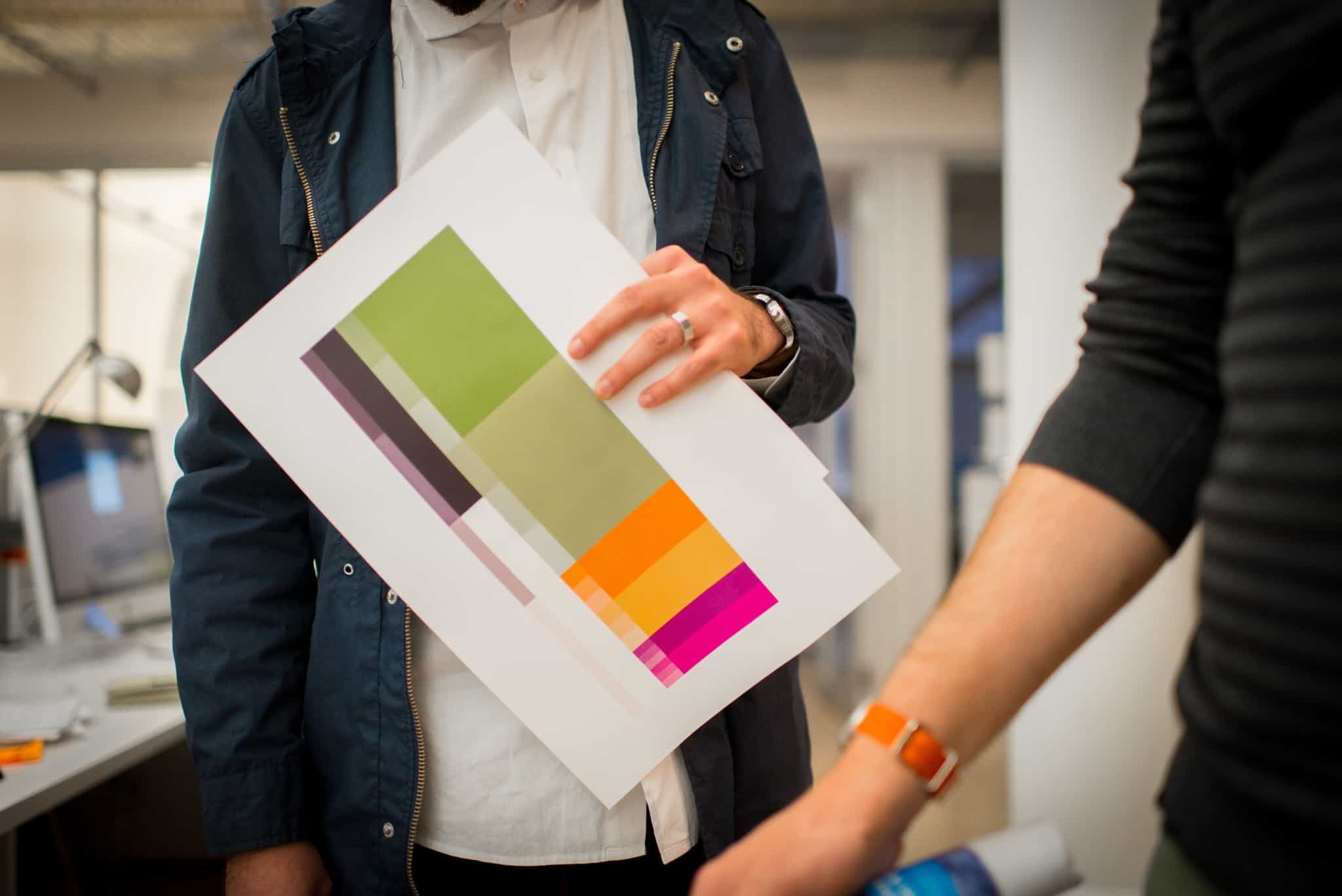 designer a segurar folha com palete de cores