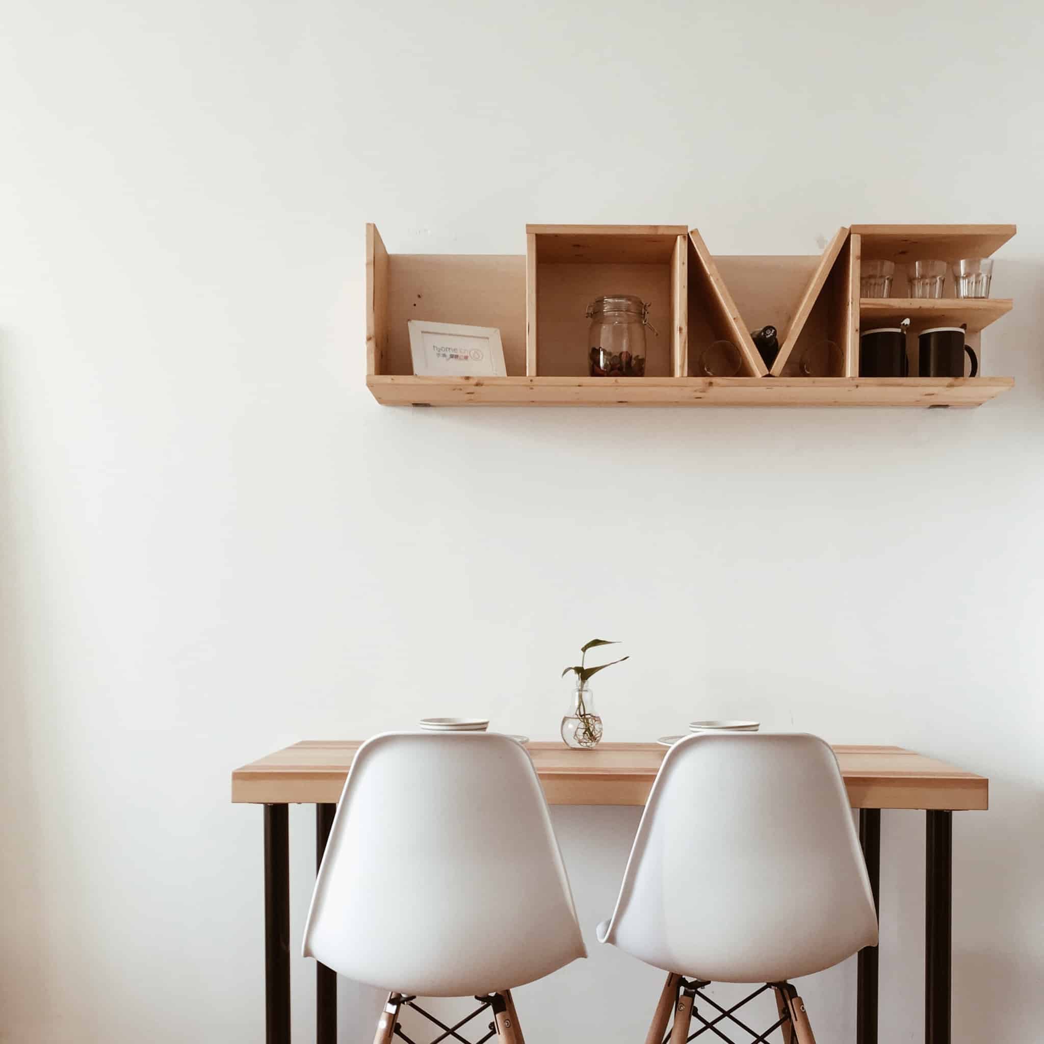 secretaria em casa com duas cadeiras brancas