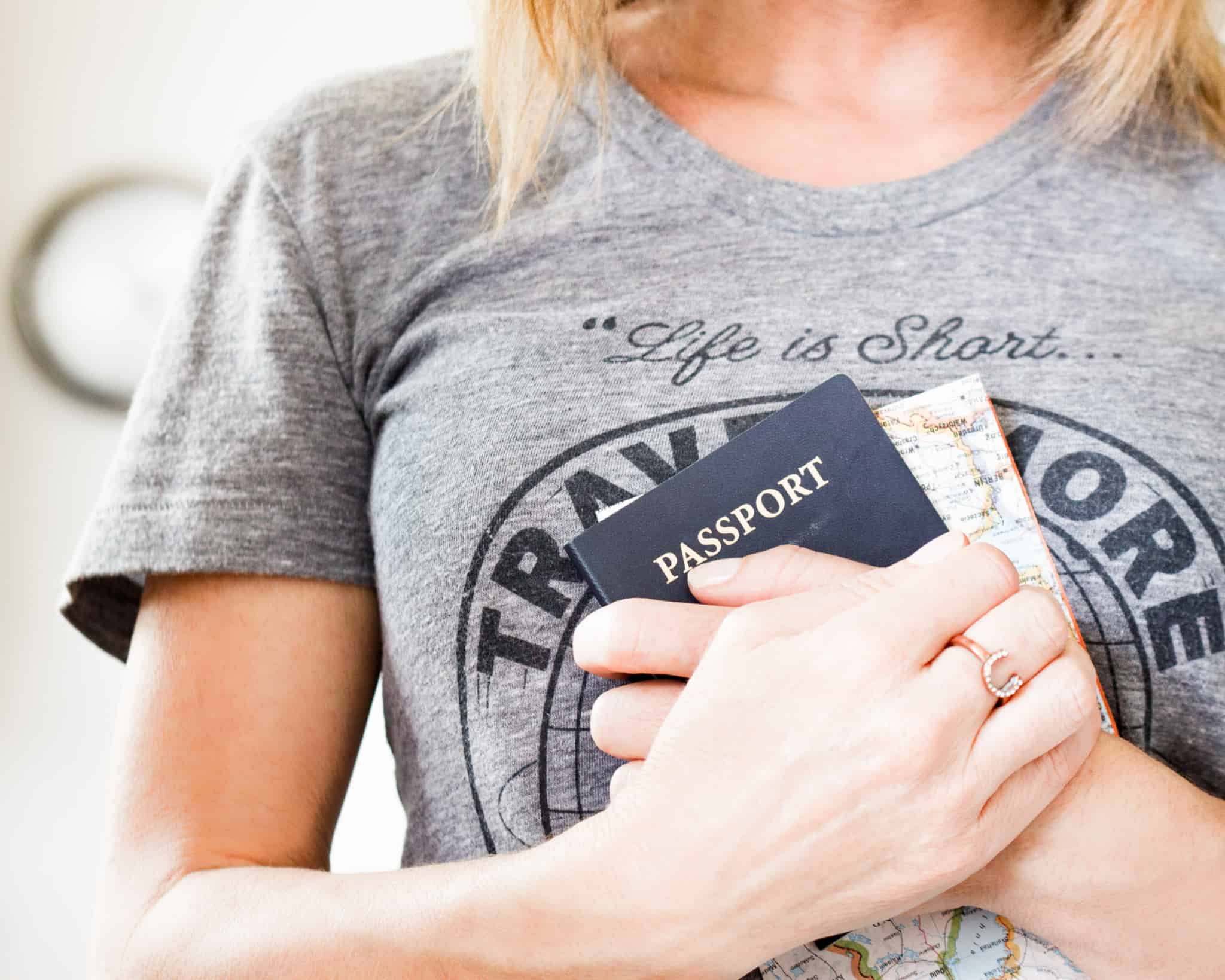 mulher viajante a segurar passaporte azul
