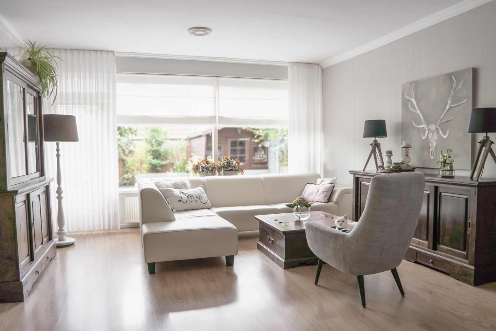 sala de estar com sofá branco