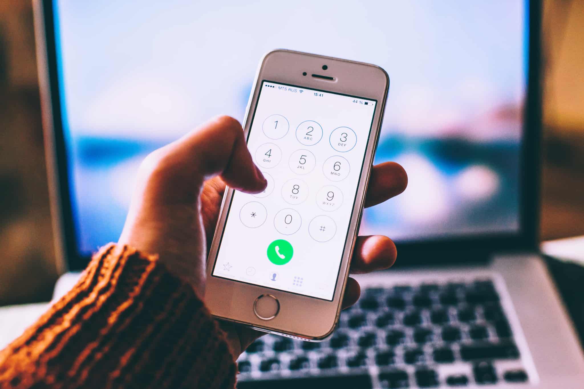 pessoal a usar telemóvel para fazer uma chamada