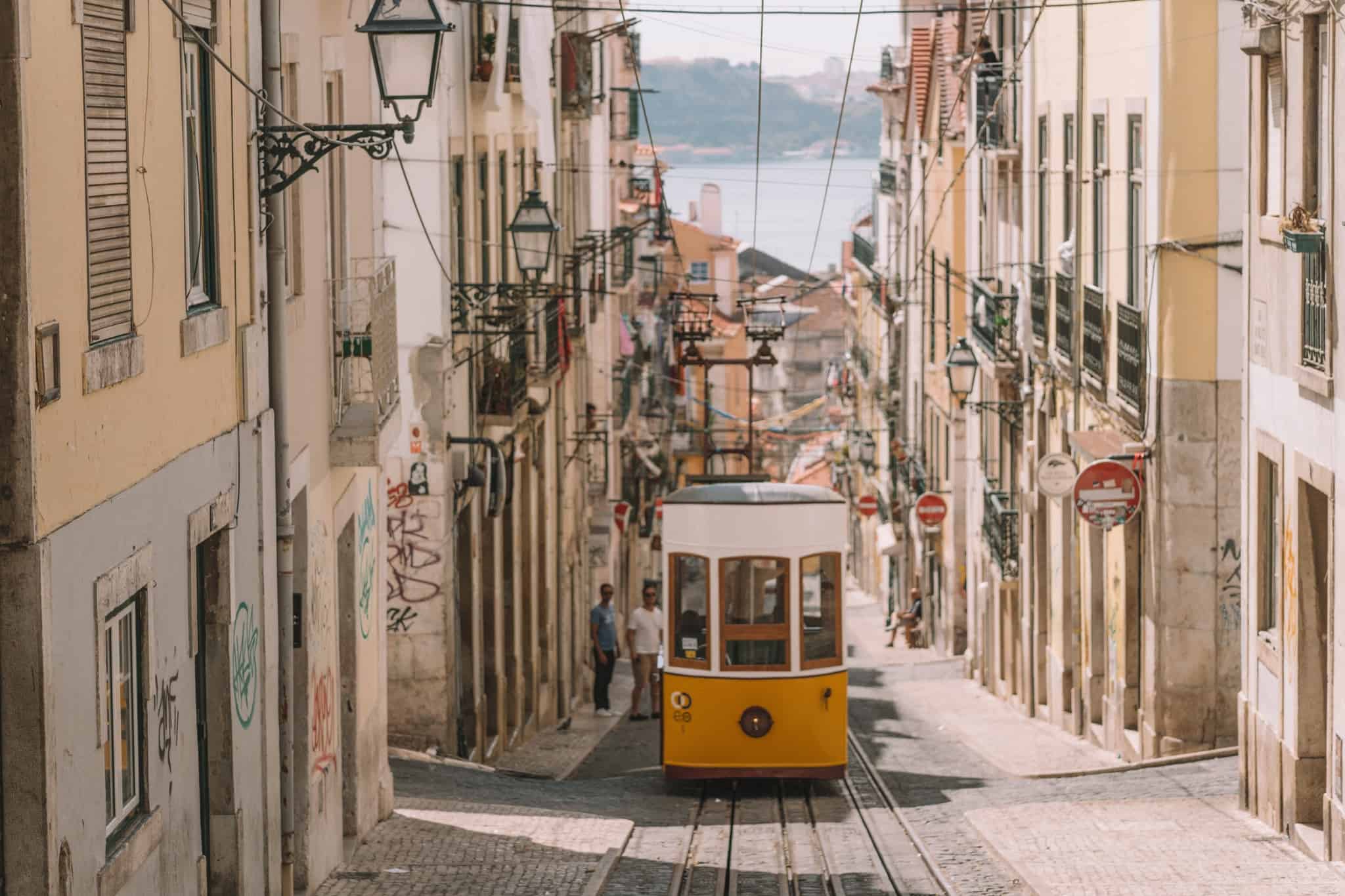 teleférico numa rua em Lisboa