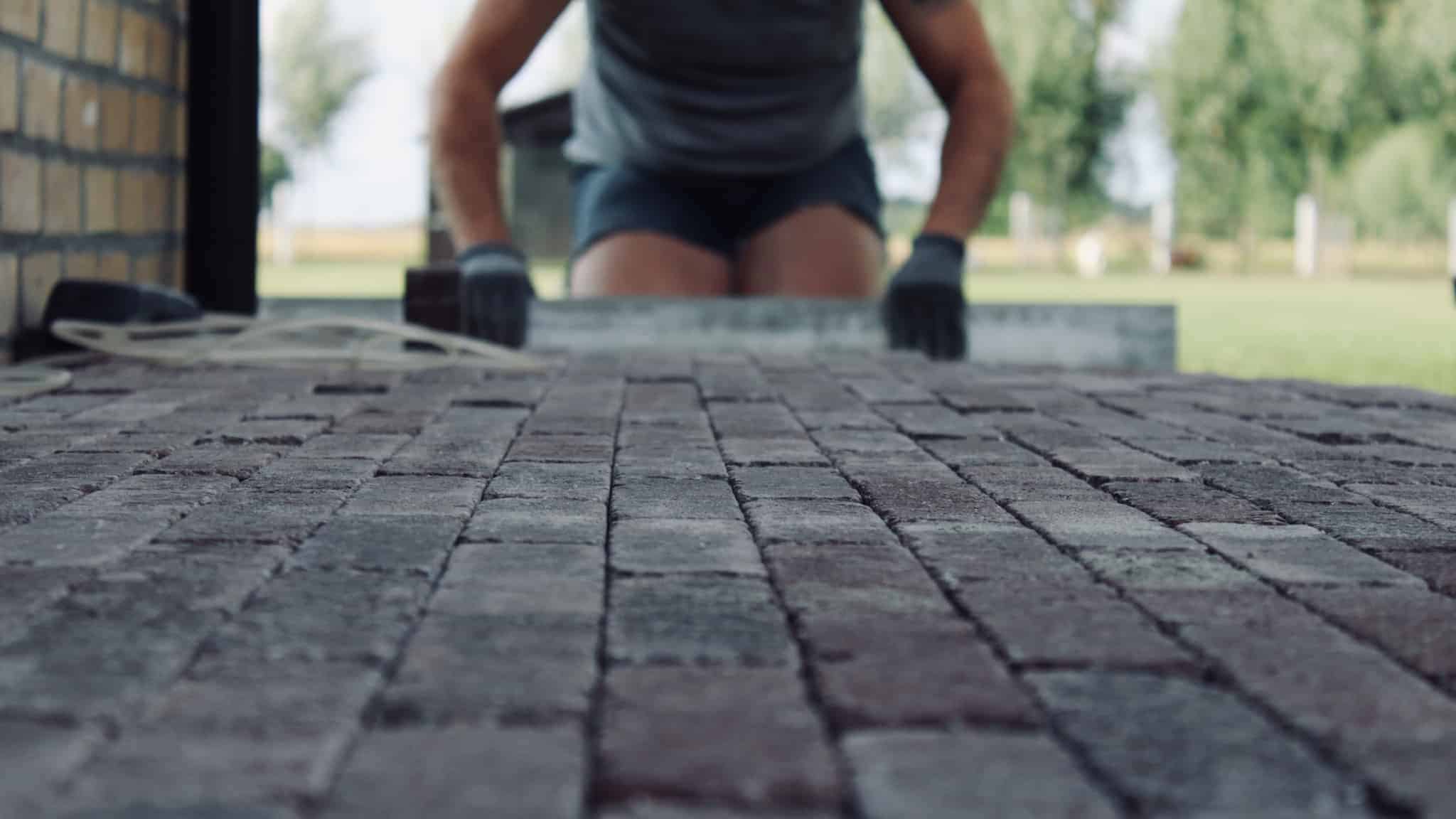 construçao de um chão de tijolos