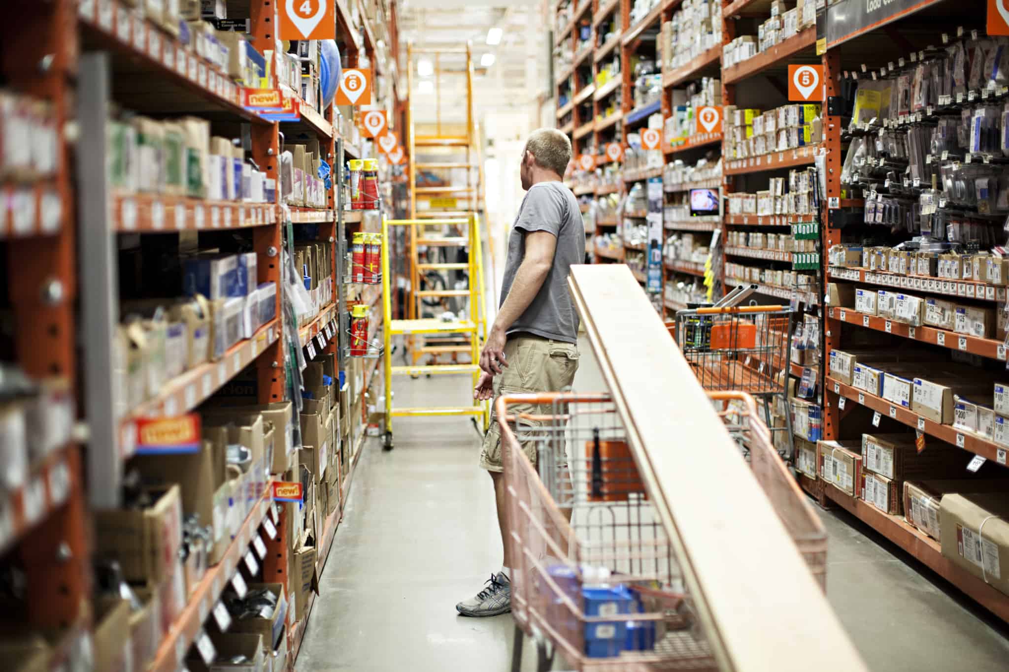 homem numa loja de ferramentas