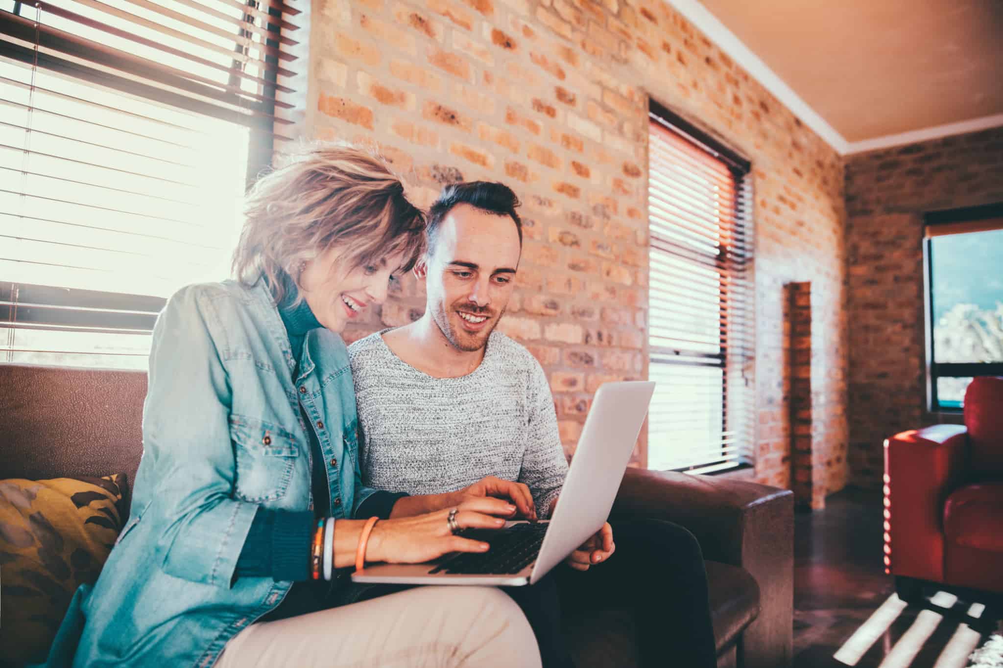 mãe e filho a pesquisar algo no computador