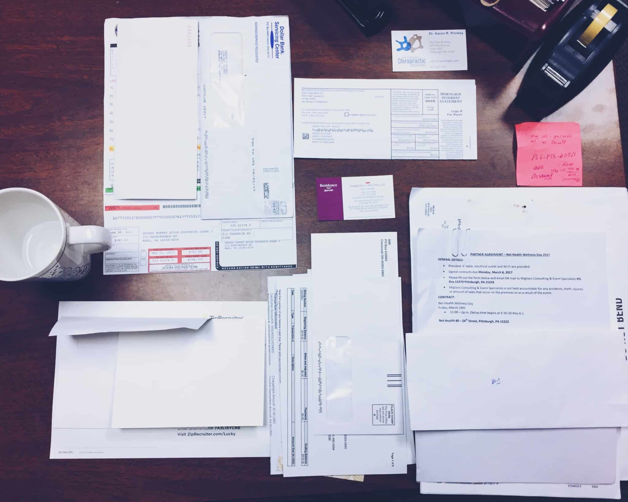 varias cartas e papeis em cima da secretaria