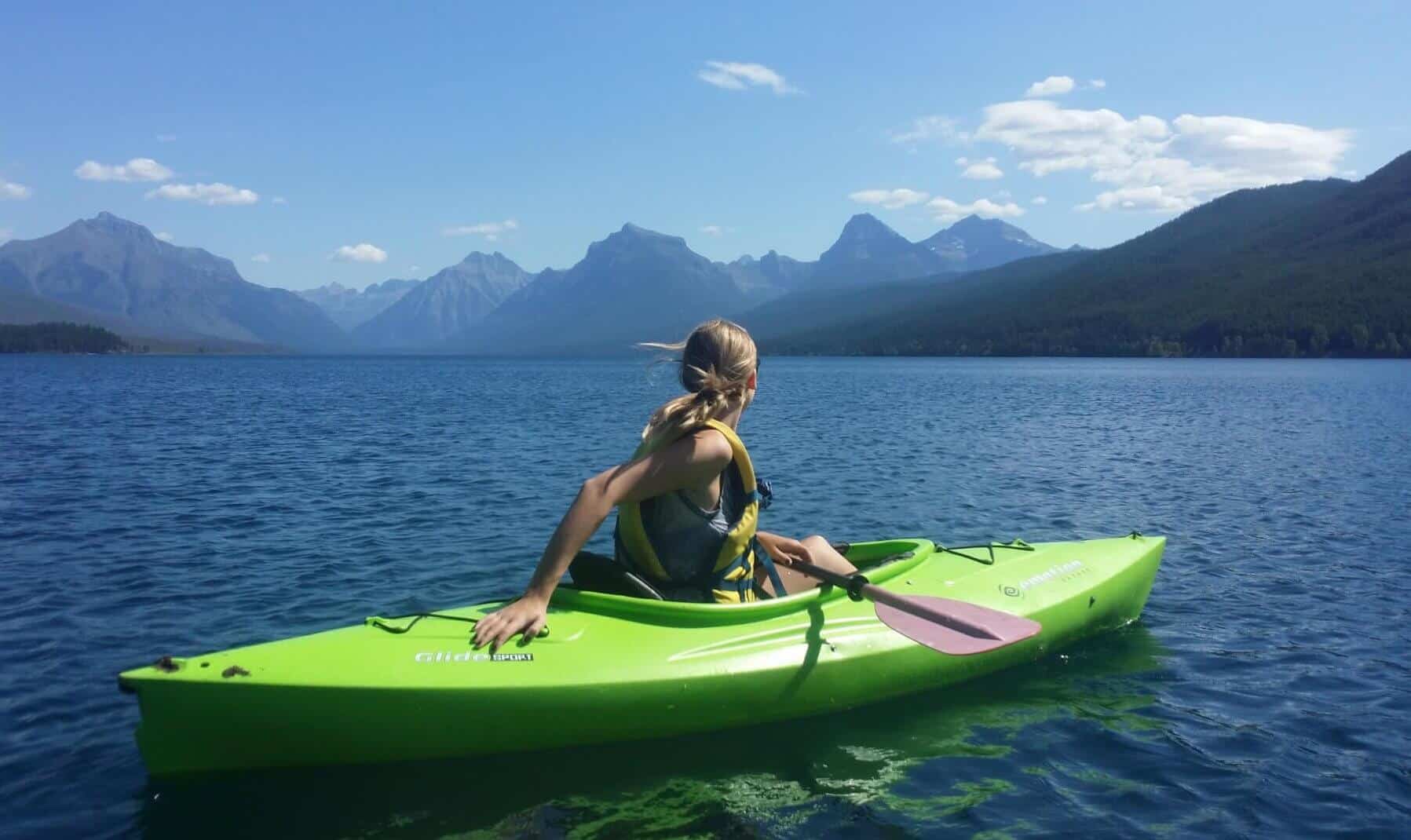 rapariga a andar de canoa