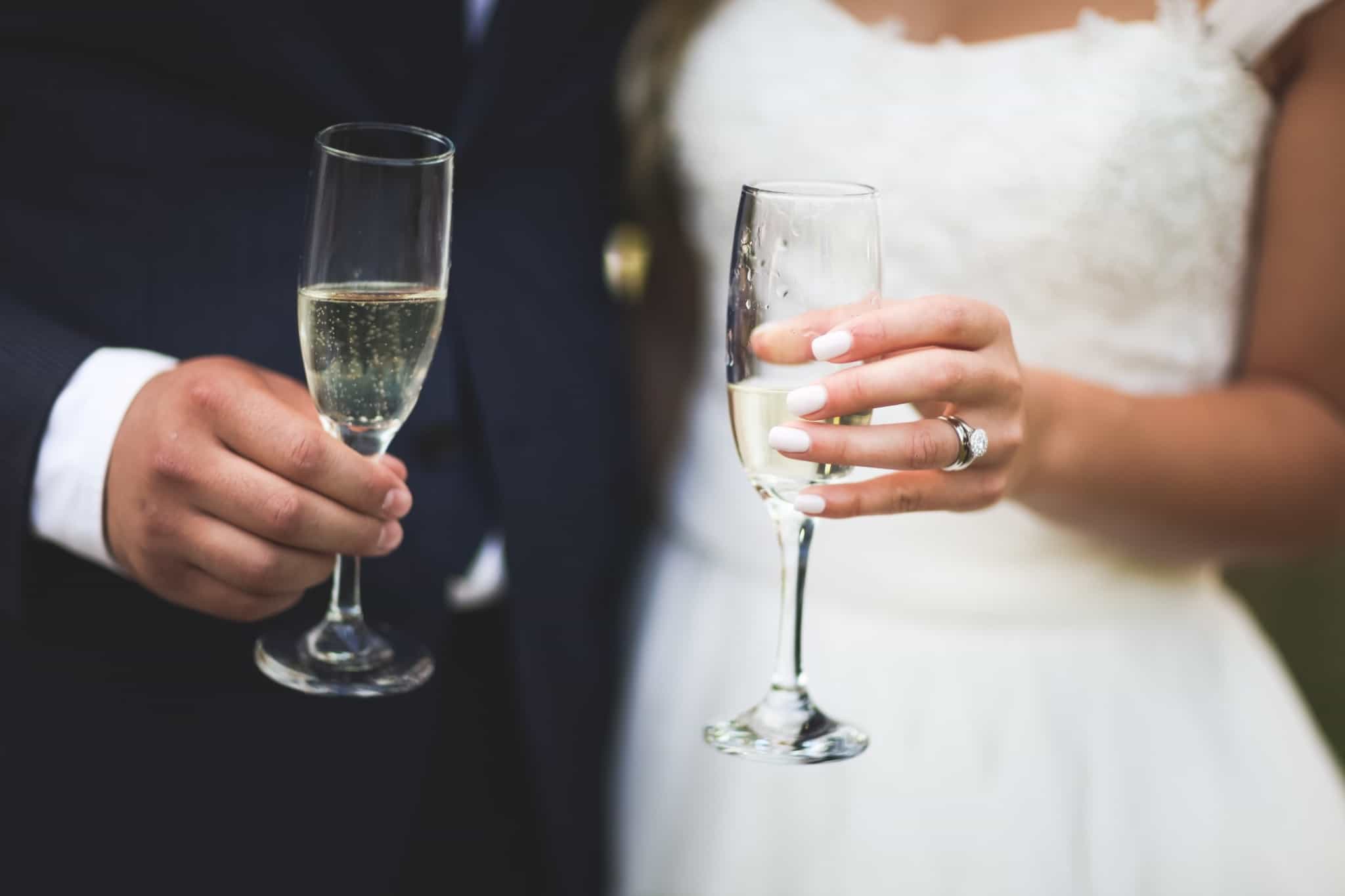 noivos a fazer um brinde com champanhe