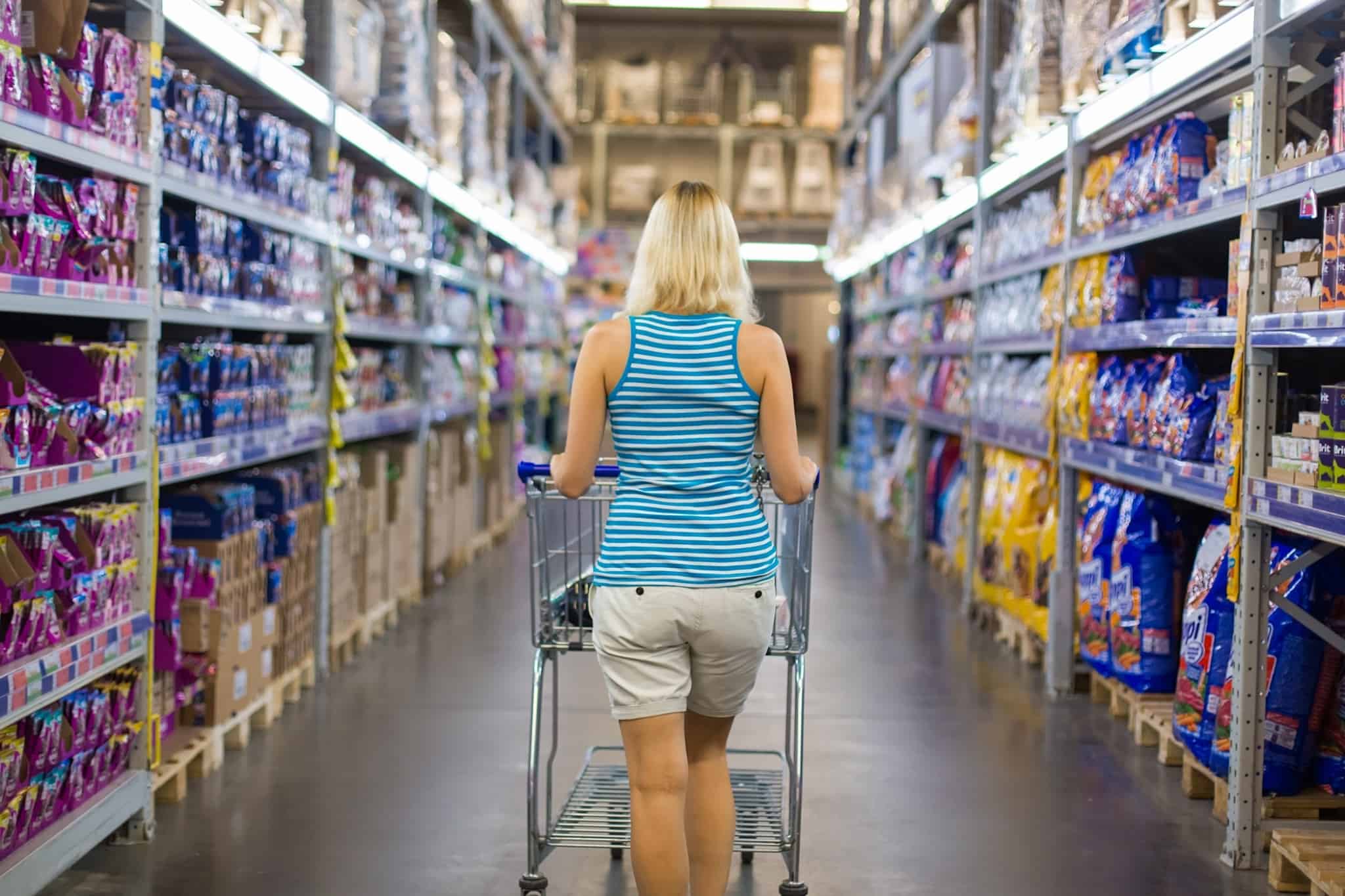 rapariga loira a fazer compras no supermercado