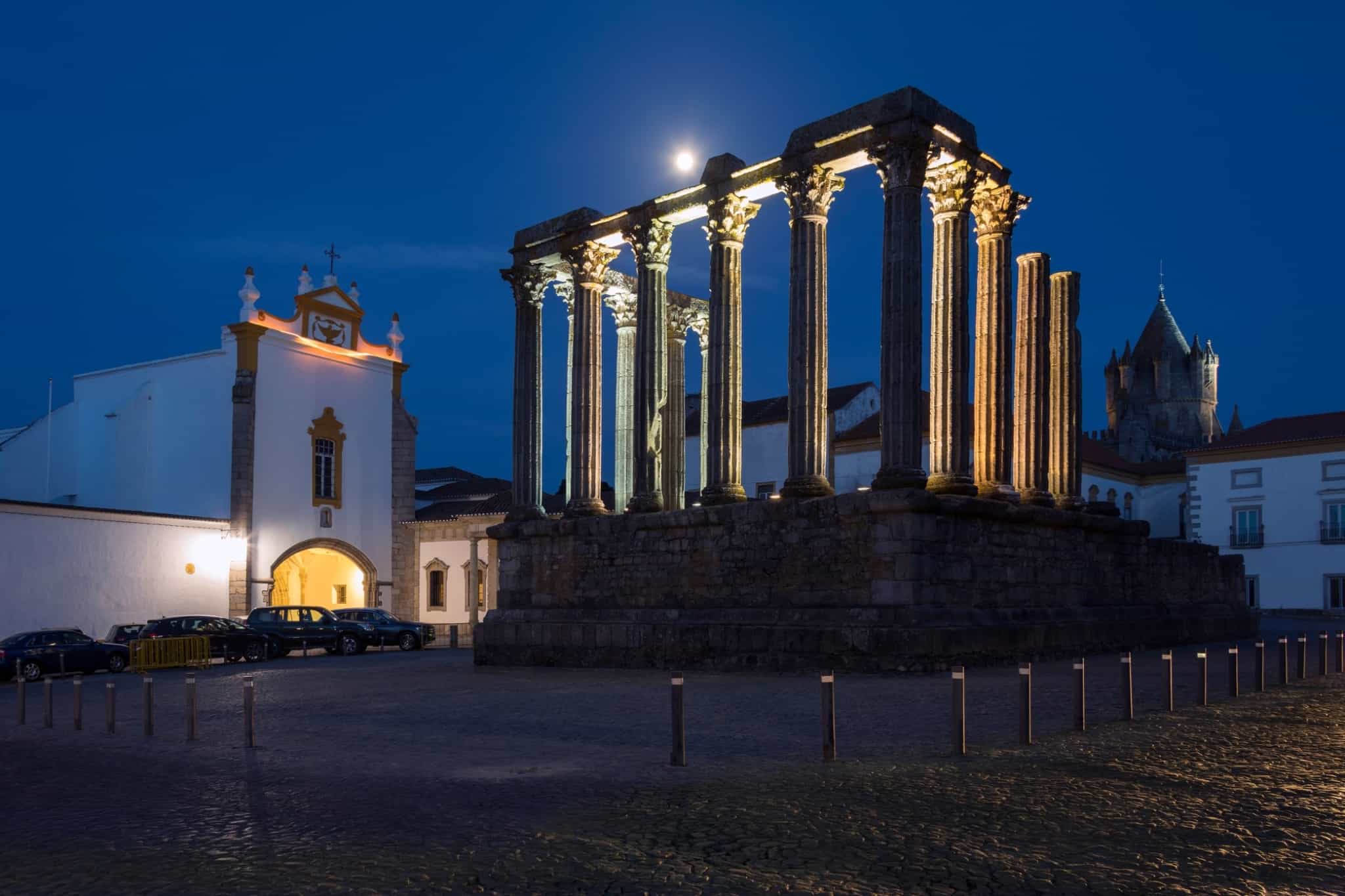 templo de diana em évora à noite