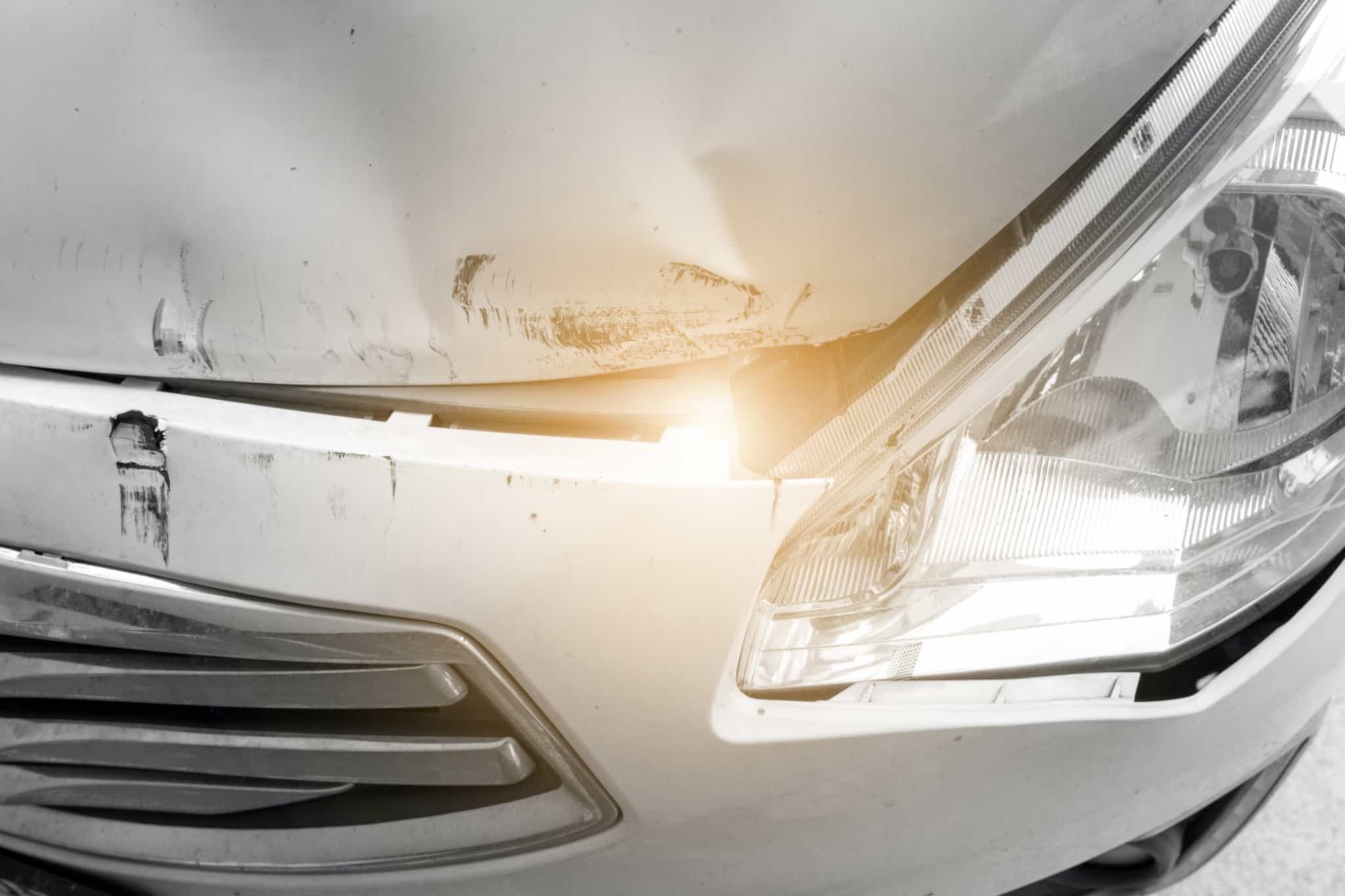 carro branco partido na parte da frente