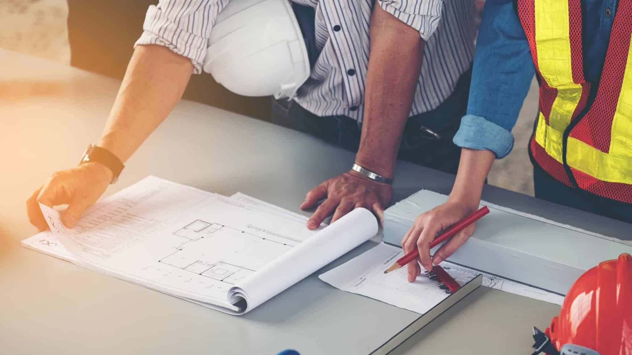 engenheiro e arquiteto a olhar para planta de casa