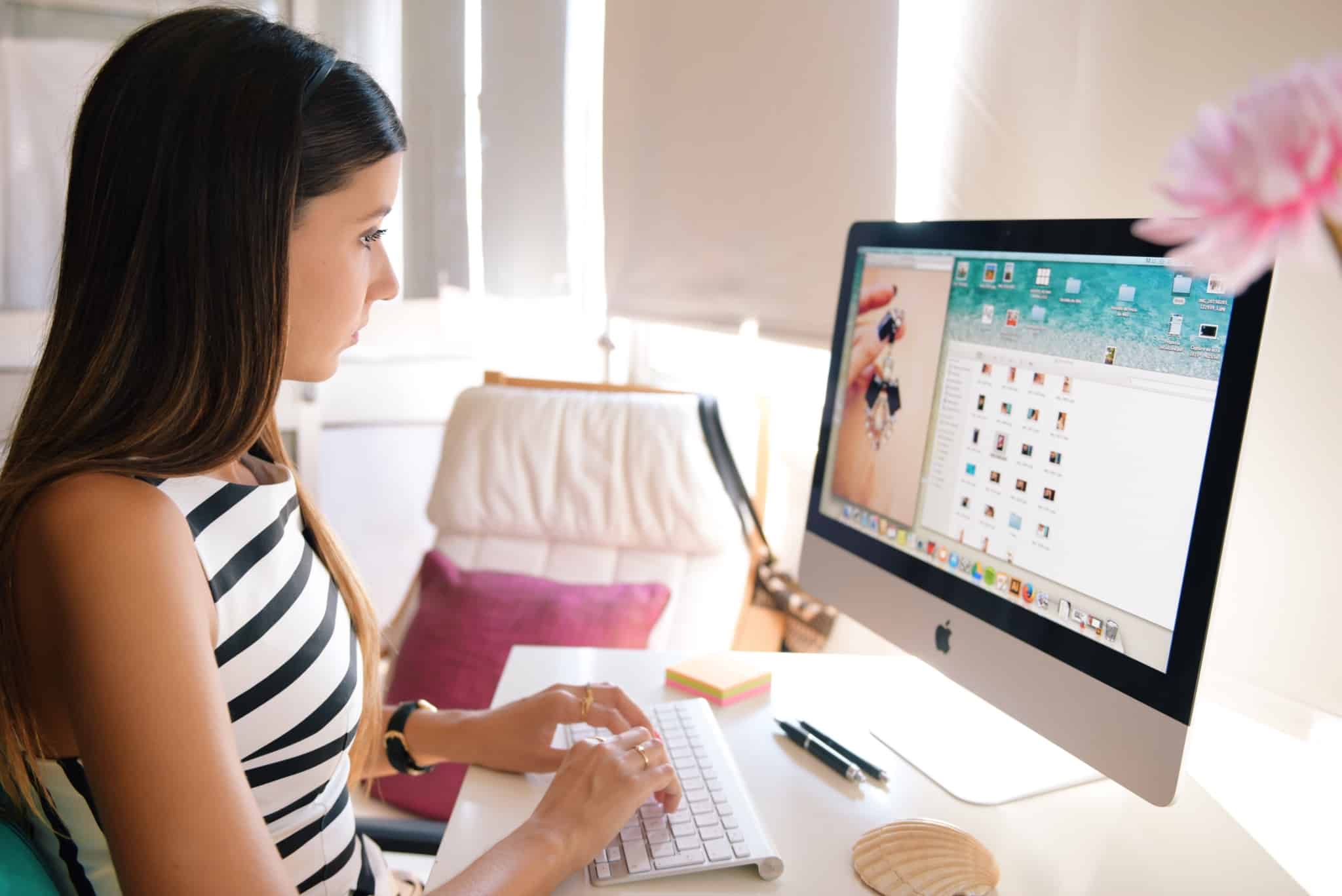 rapariga a trabalhar em casa no imac